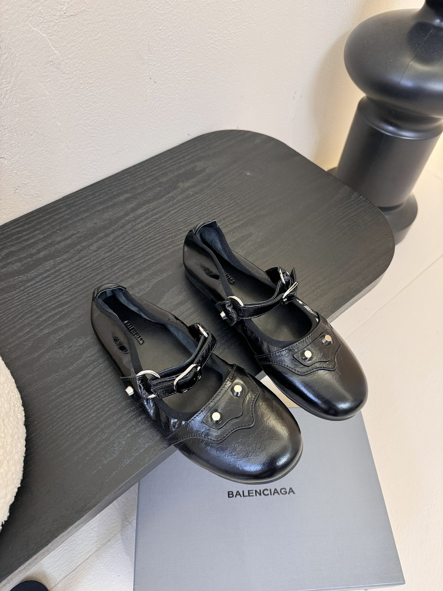 
Balenciaga官方全新轻脚式轻量级鞋履，多色系搭配，隆重上市。这款鞋子最大卖点就是穿着方便，材质