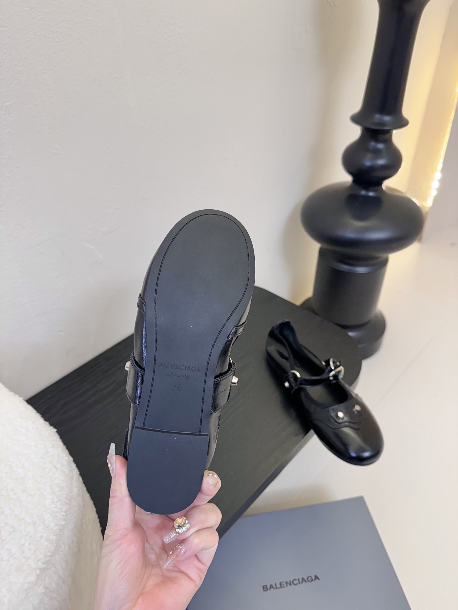 
Balenciaga官方全新轻脚式轻量级鞋履，多色系搭配，隆重上市。这款鞋子最大卖点就是穿着方便，材质
