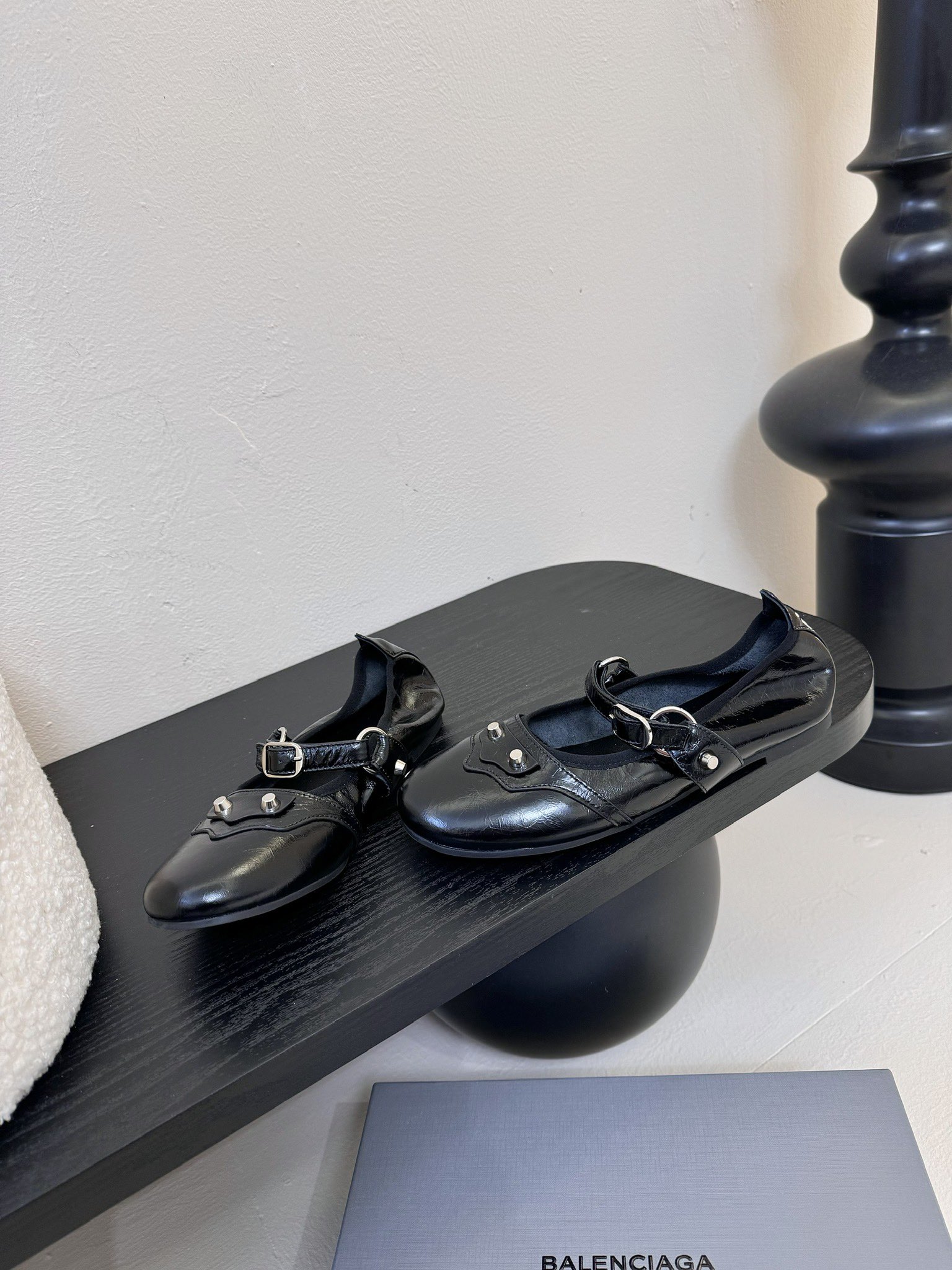 
Balenciaga官方全新轻脚式轻量级鞋履，多色系搭配，隆重上市。这款鞋子最大卖点就是穿着方便，材质