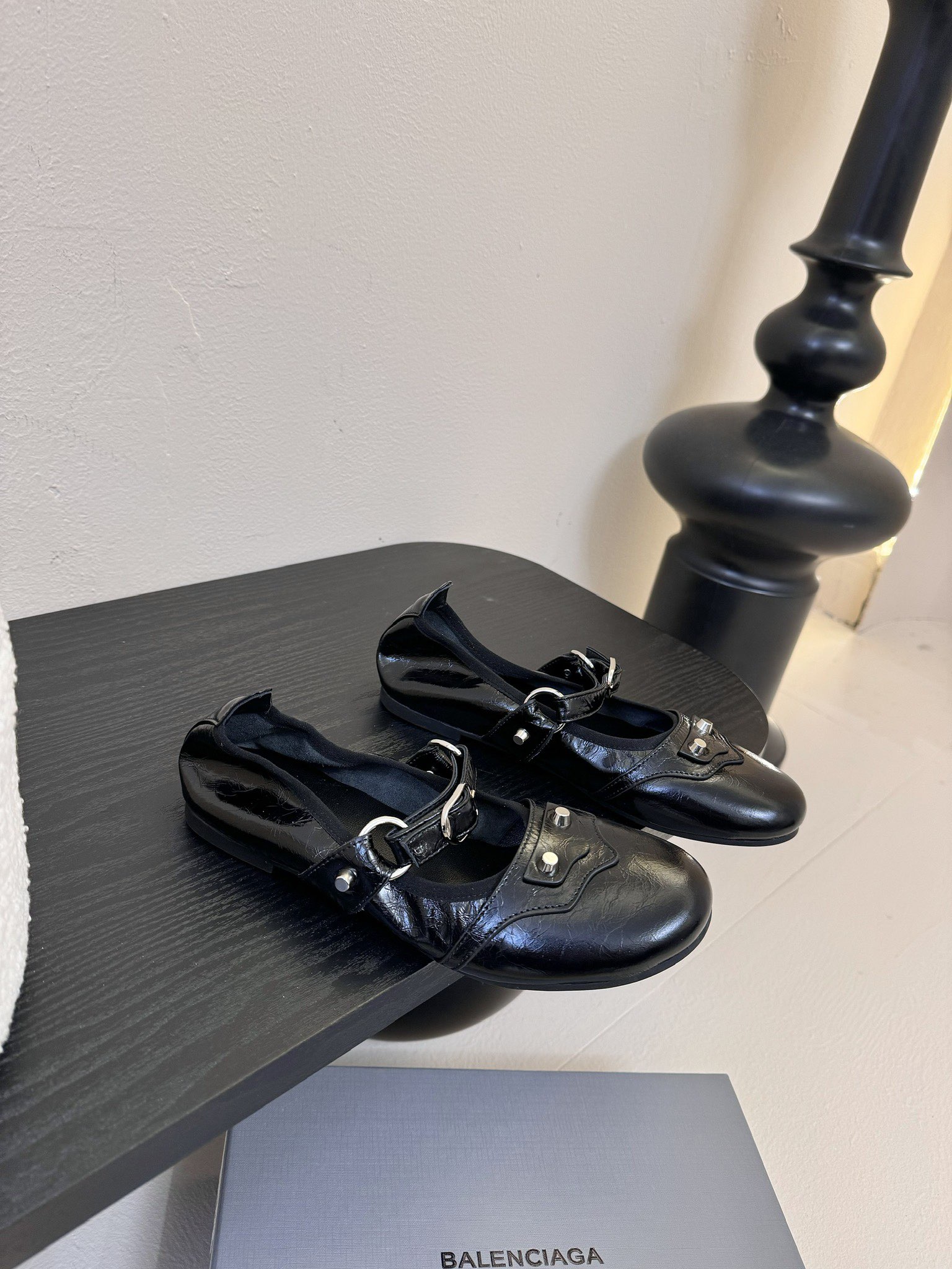 
Balenciaga官方全新轻脚式轻量级鞋履，多色系搭配，隆重上市。这款鞋子最大卖点就是穿着方便，材质