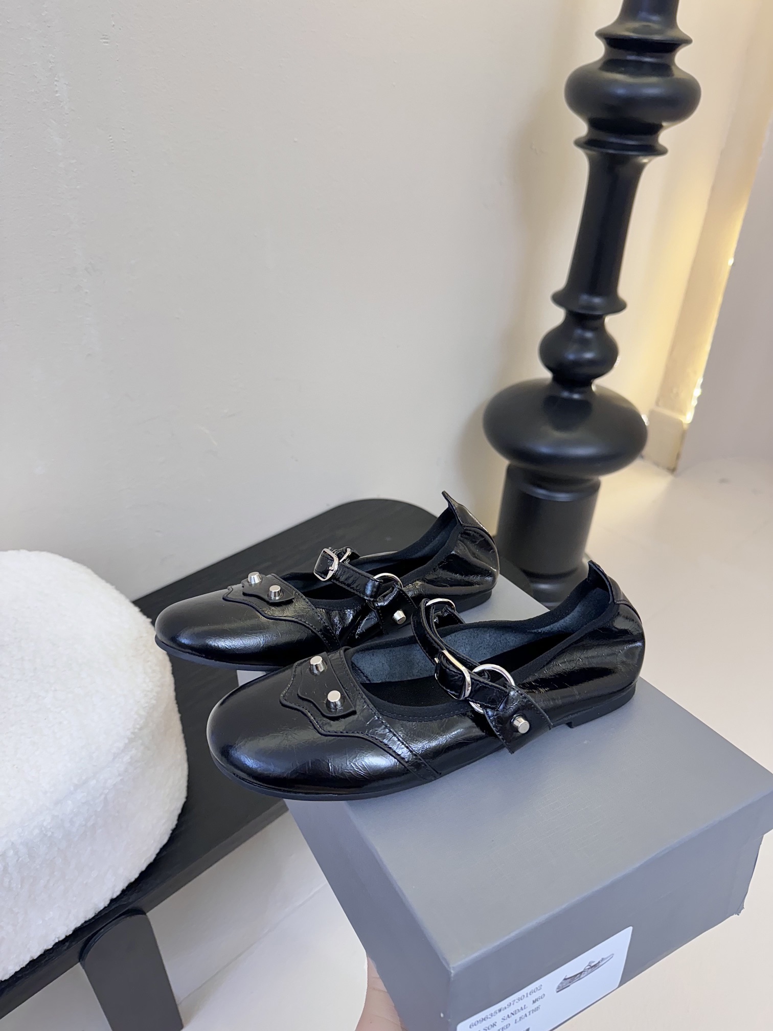 
Balenciaga官方全新轻脚式轻量级鞋履，多色系搭配，隆重上市。这款鞋子最大卖点就是穿着方便，材质