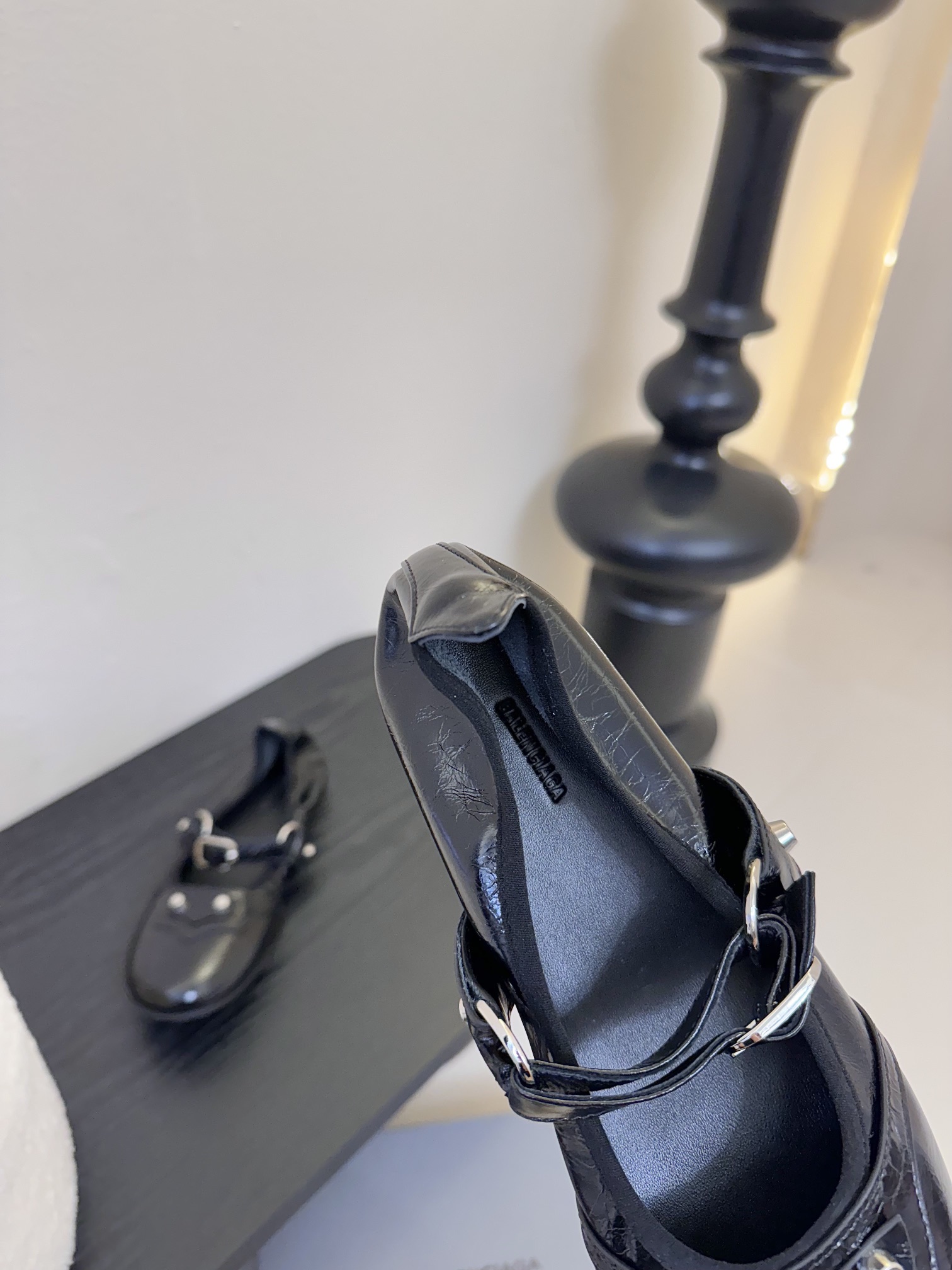 
Balenciaga官方全新轻脚式轻量级鞋履，多色系搭配，隆重上市。这款鞋子最大卖点就是穿着方便，材质