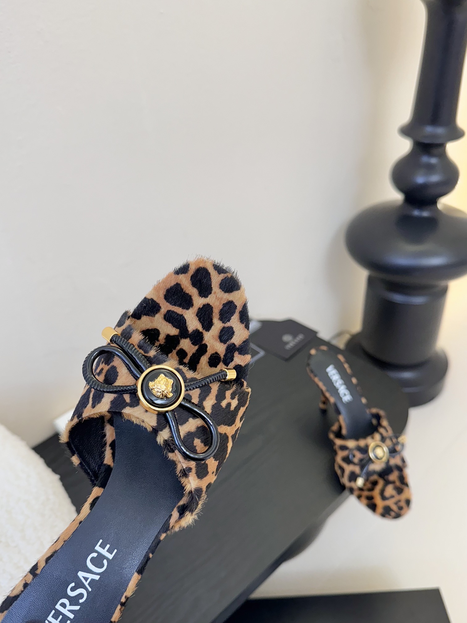 
Versace 范思哲2025春夏新款蝴蝶结 高跟拖鞋！
米兰秀场同简约干练的版型，童话般的亚特兰蒂斯