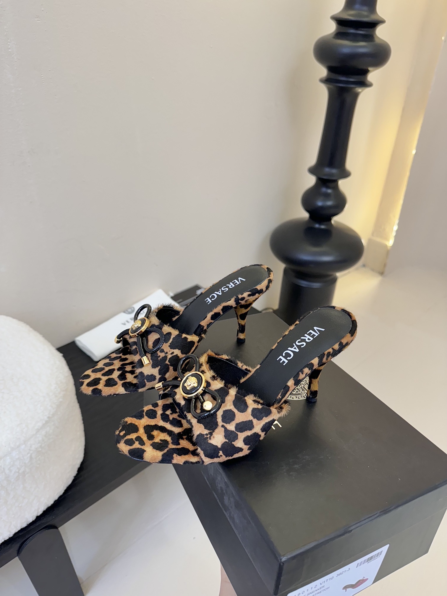 
Versace 范思哲2025春夏新款蝴蝶结 高跟拖鞋！
米兰秀场同简约干练的版型，童话般的亚特兰蒂斯