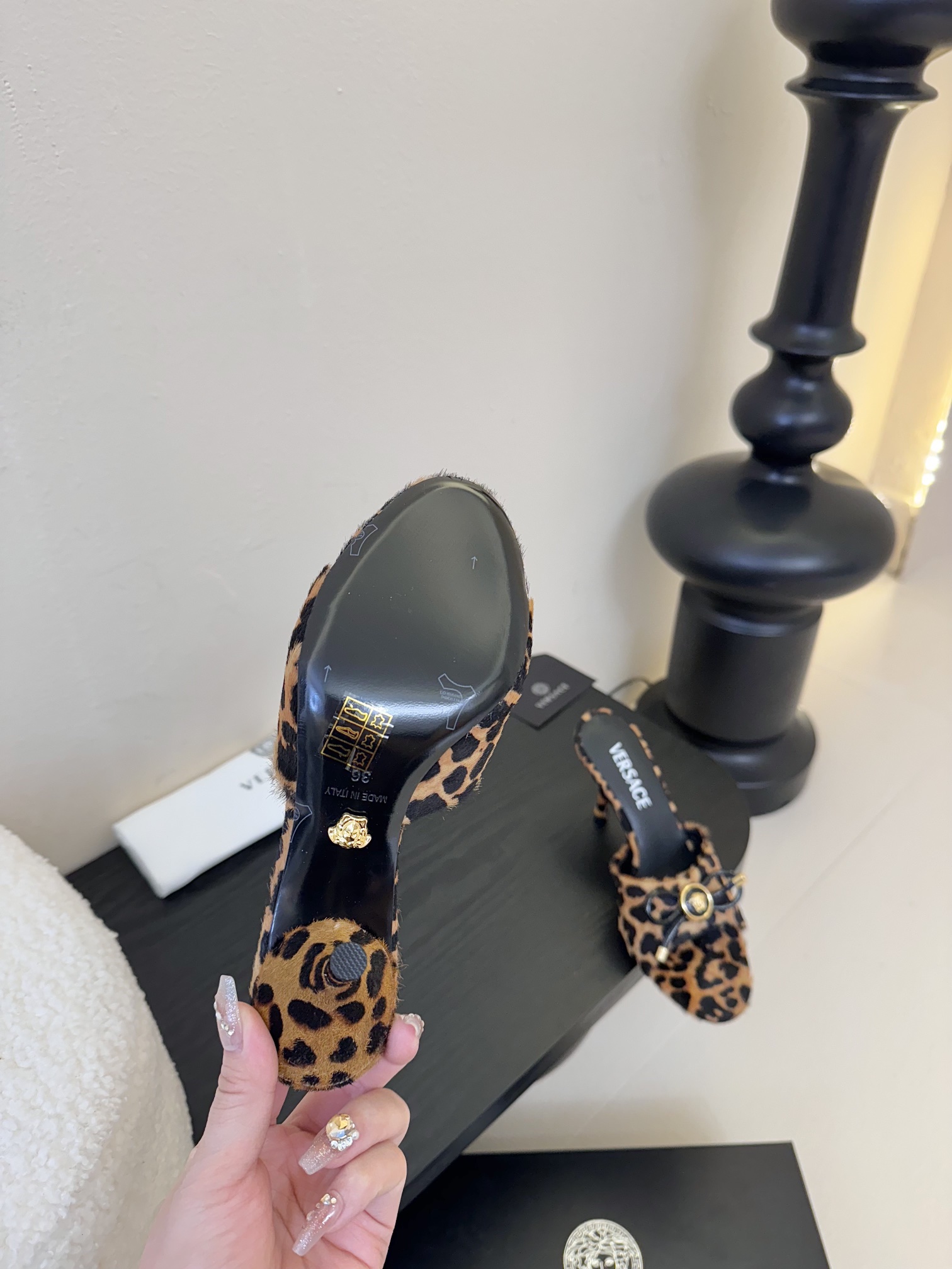 
Versace 范思哲2025春夏新款蝴蝶结 高跟拖鞋！
米兰秀场同简约干练的版型，童话般的亚特兰蒂斯