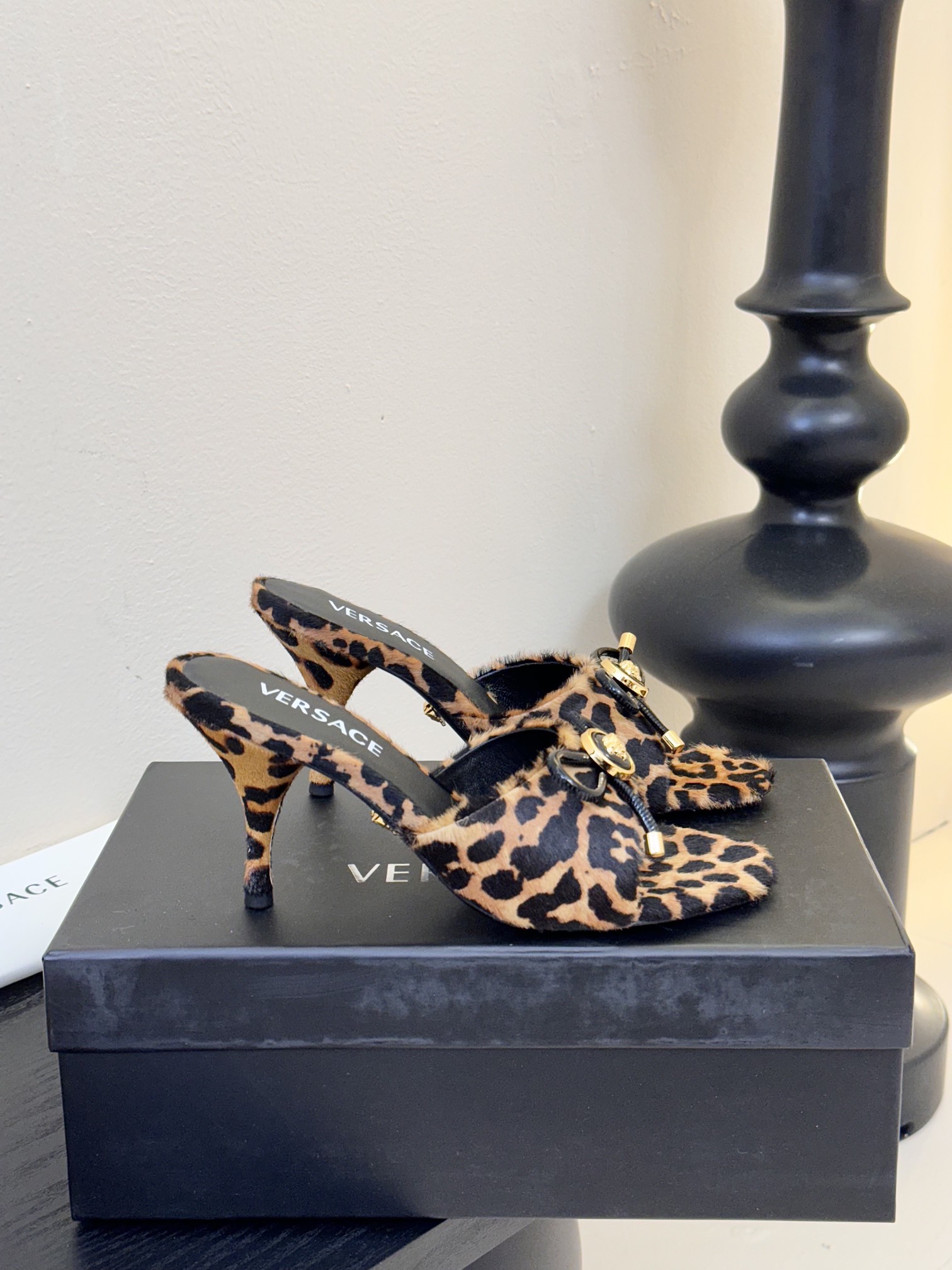 
Versace 范思哲2025春夏新款蝴蝶结 高跟拖鞋！
米兰秀场同简约干练的版型，童话般的亚特兰蒂斯