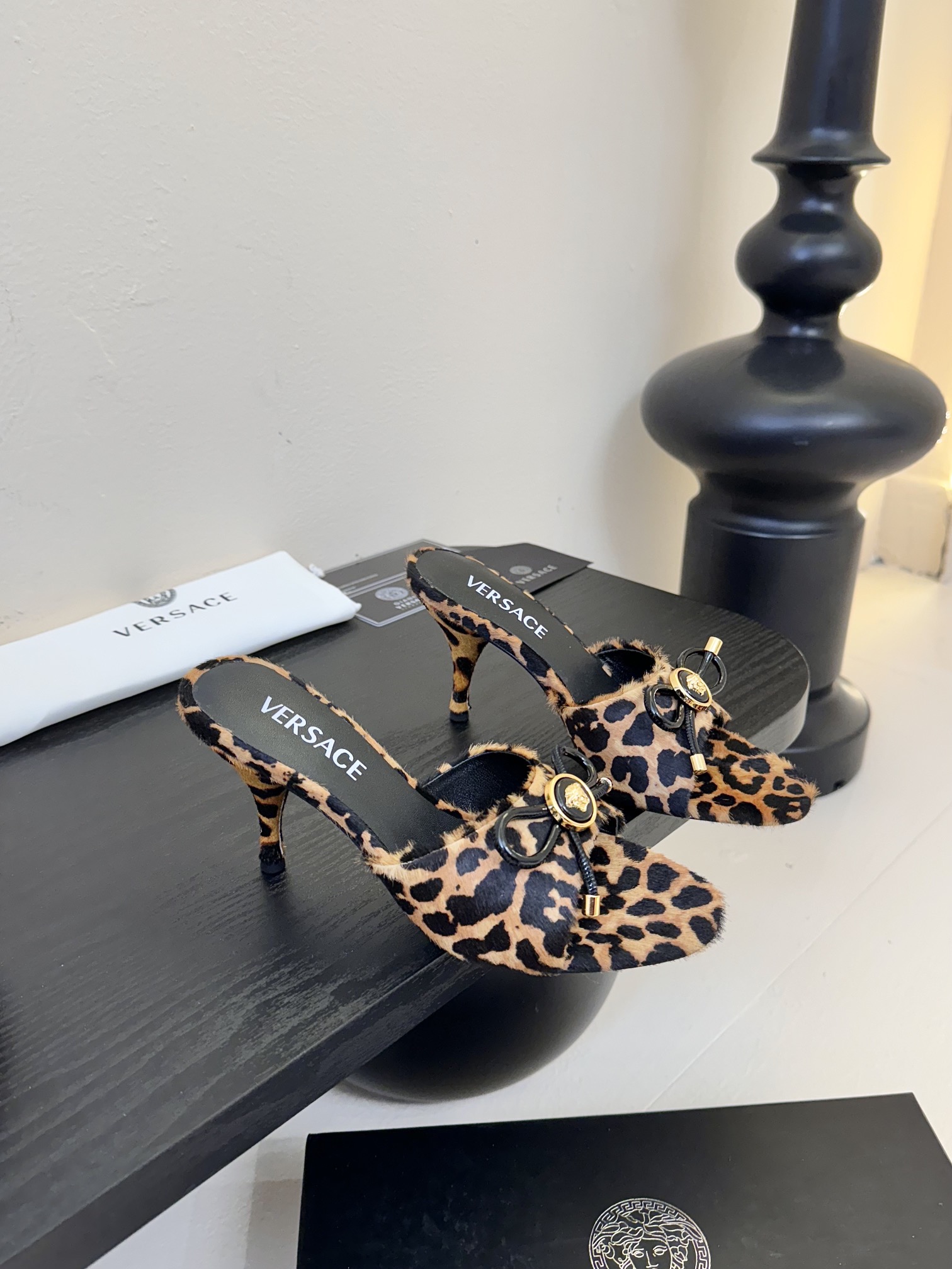 
Versace 范思哲2025春夏新款蝴蝶结 高跟拖鞋！
米兰秀场同简约干练的版型，童话般的亚特兰蒂斯