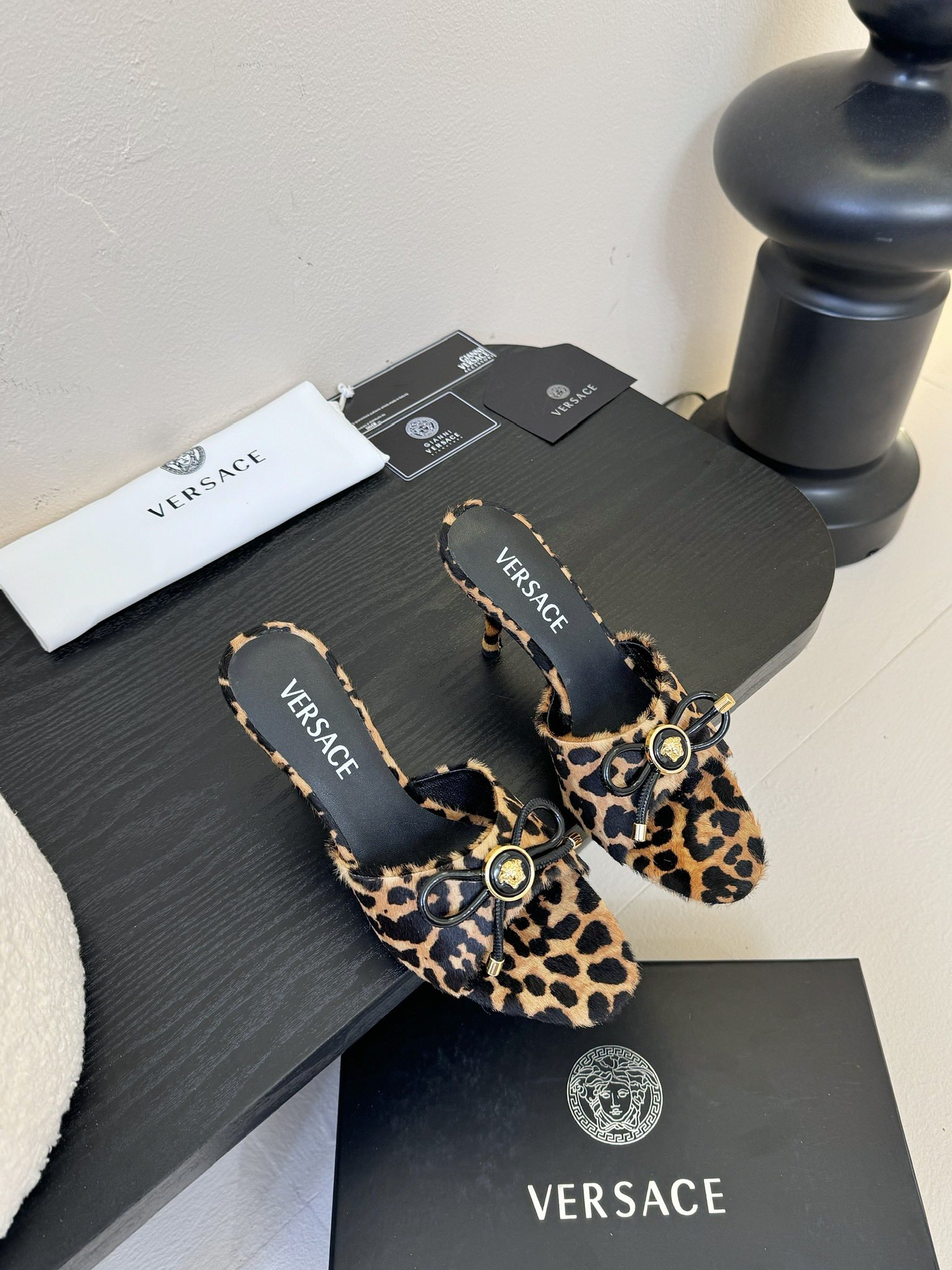 
Versace 范思哲2025春夏新款蝴蝶结 高跟拖鞋！
米兰秀场同简约干练的版型，童话般的亚特兰蒂斯