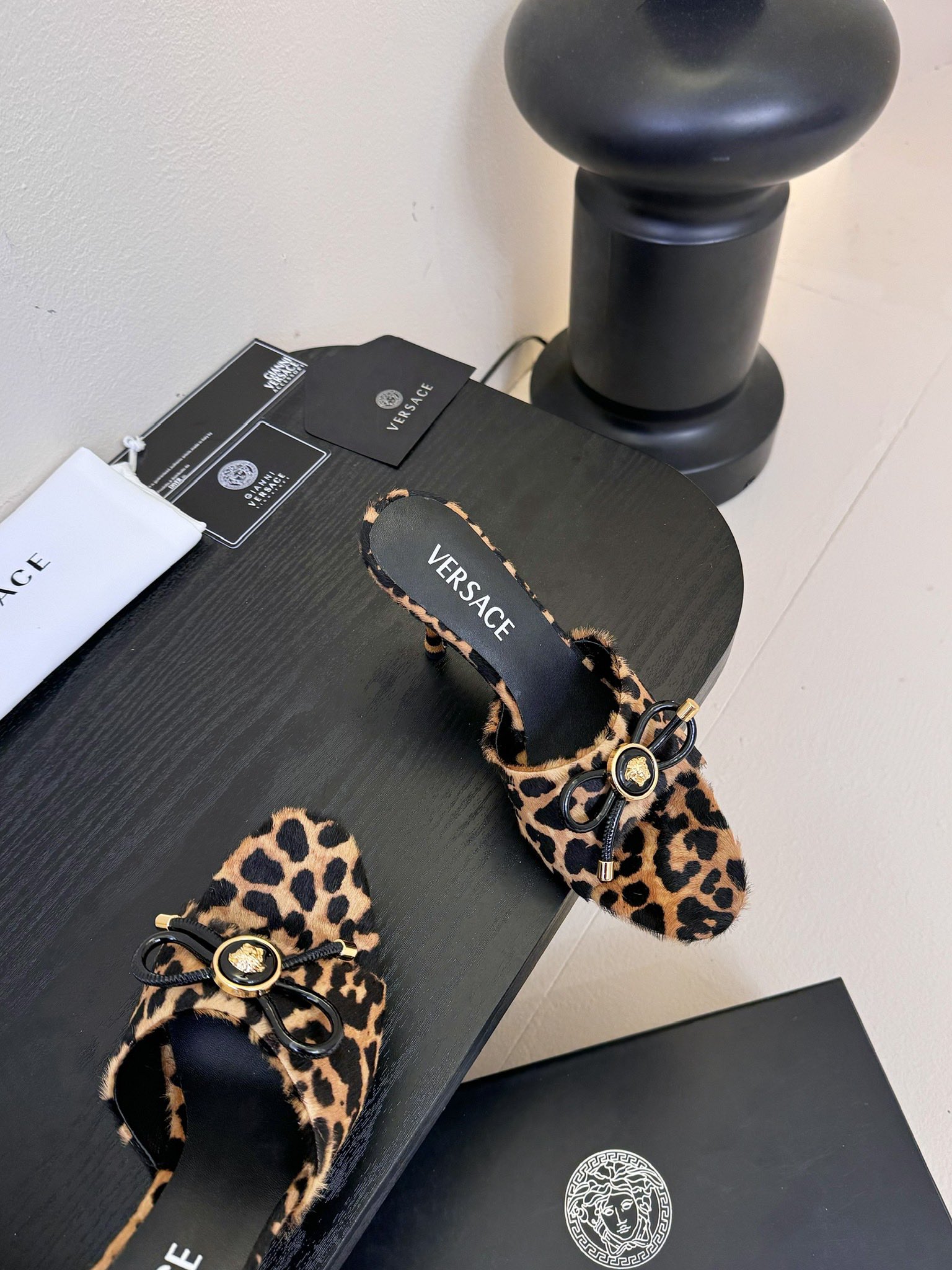 
Versace 范思哲2025春夏新款蝴蝶结 高跟拖鞋！
米兰秀场同简约干练的版型，童话般的亚特兰蒂斯