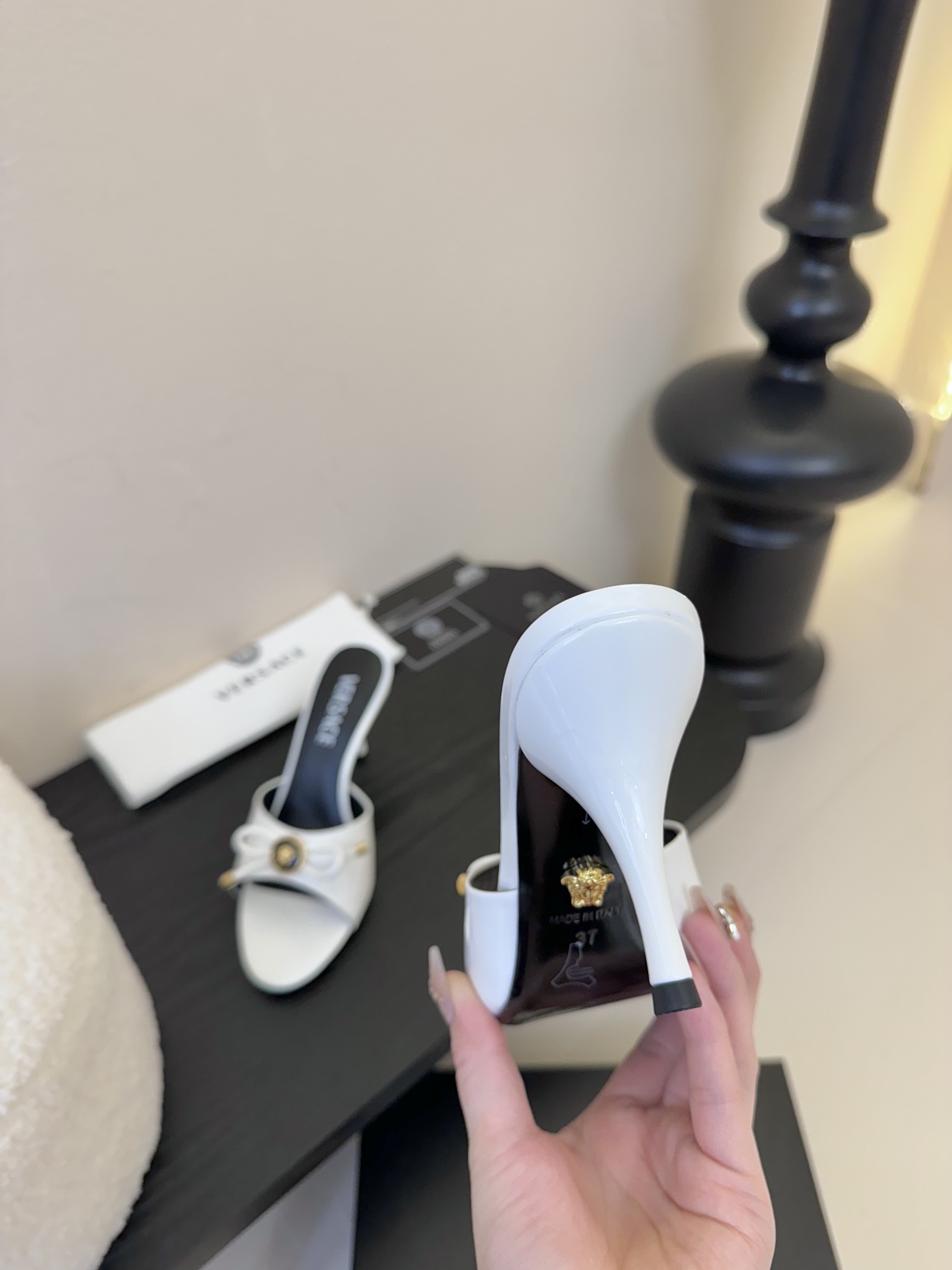 
Versace 范思哲2025春夏新款蝴蝶结 高跟拖鞋！
米兰秀场同简约干练的版型，童话般的亚特兰蒂斯