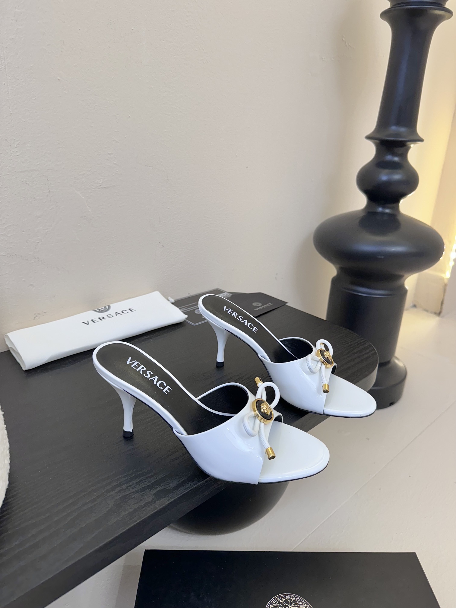 
Versace 范思哲2025春夏新款蝴蝶结 高跟拖鞋！
米兰秀场同简约干练的版型，童话般的亚特兰蒂斯