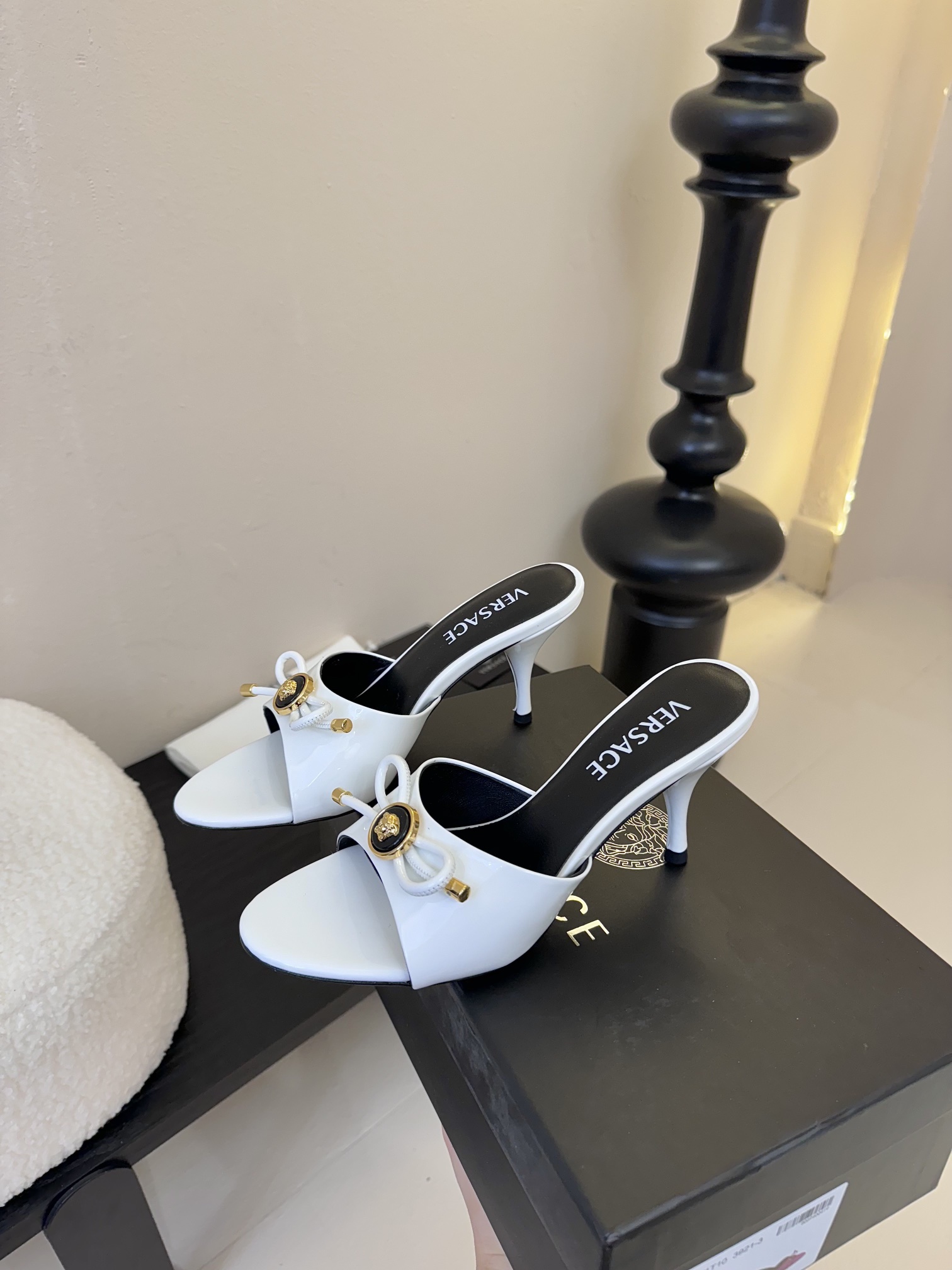 
Versace 范思哲2025春夏新款蝴蝶结 高跟拖鞋！
米兰秀场同简约干练的版型，童话般的亚特兰蒂斯