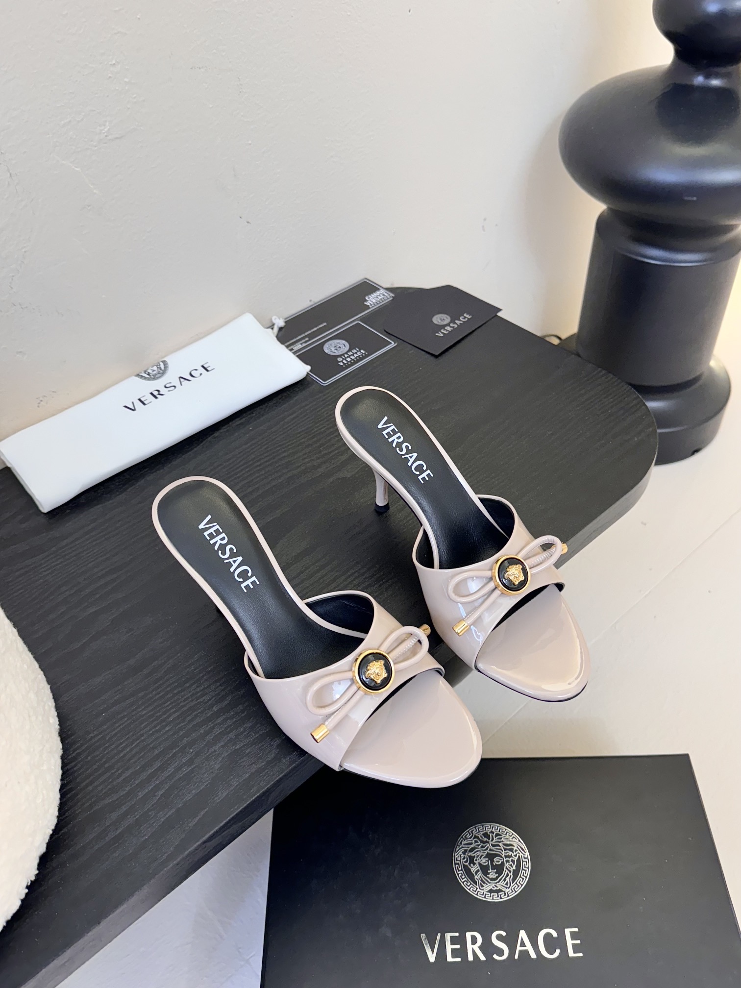 
Versace 范思哲2025春夏新款蝴蝶结 高跟拖鞋！
米兰秀场同简约干练的版型，童话般的亚特兰蒂斯