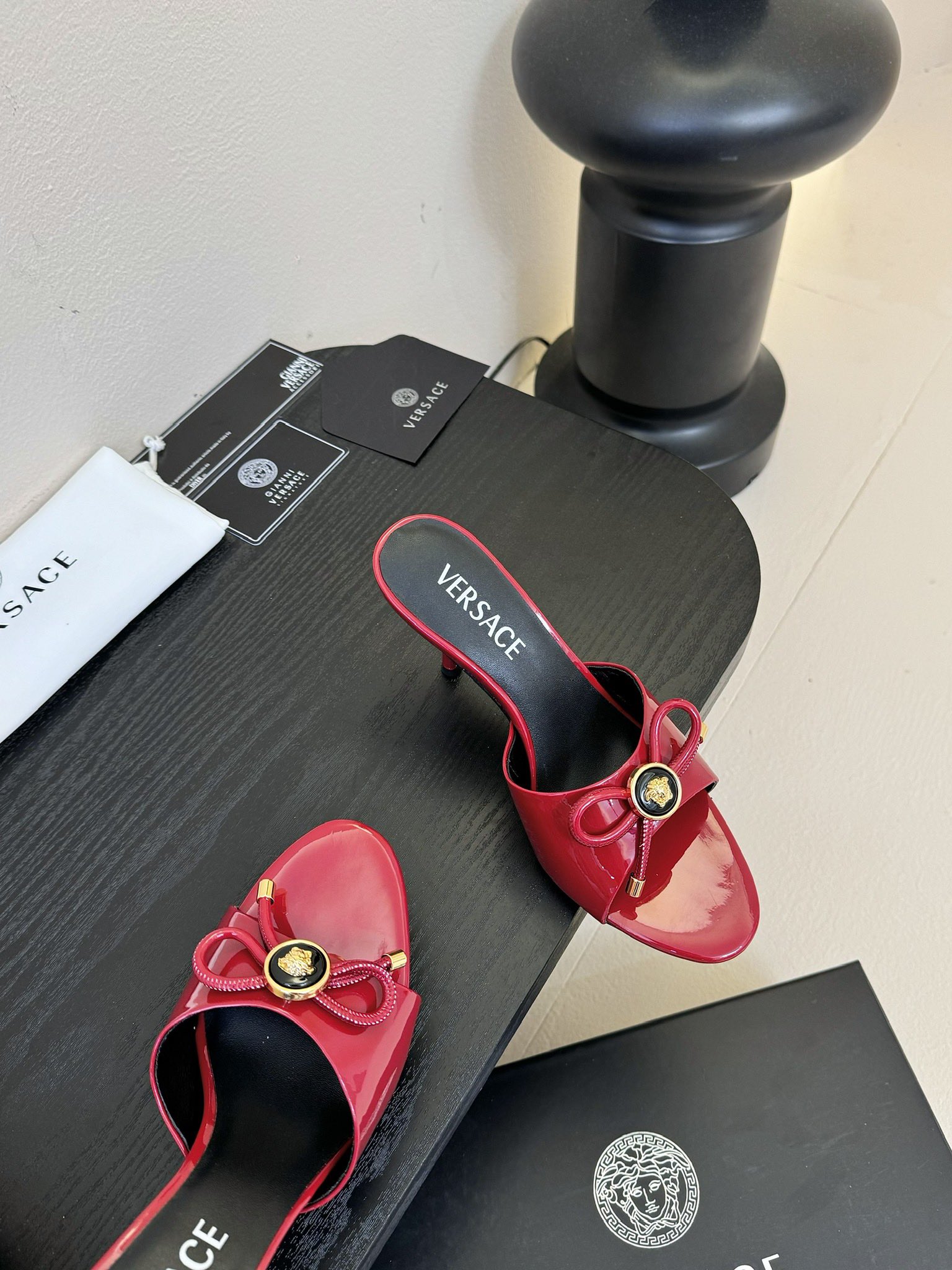 
Versace 范思哲2025春夏新款蝴蝶结 高跟拖鞋！
米兰秀场同简约干练的版型，童话般的亚特兰蒂斯