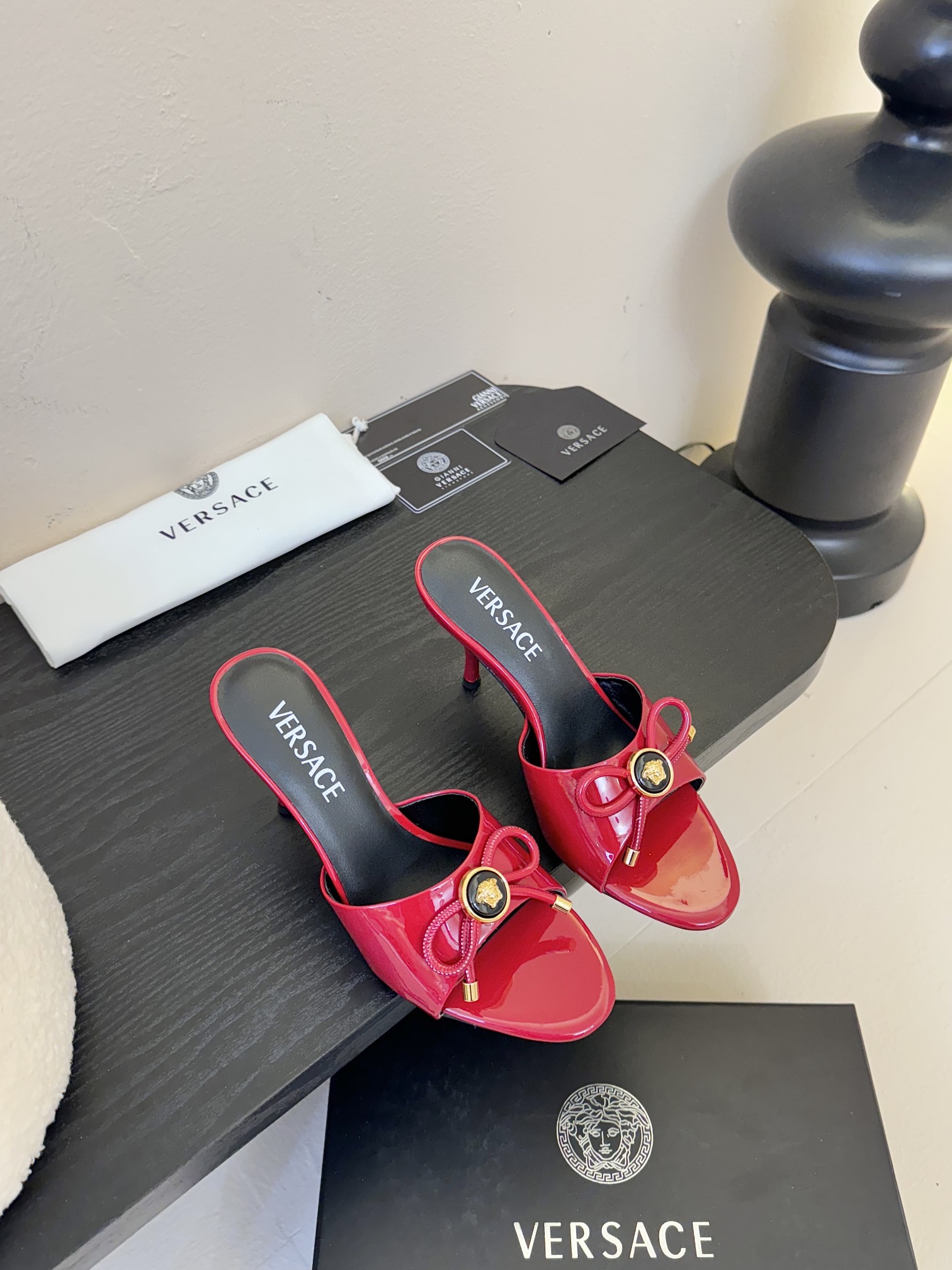 
Versace 范思哲2025春夏新款蝴蝶结 高跟拖鞋！
米兰秀场同简约干练的版型，童话般的亚特兰蒂斯