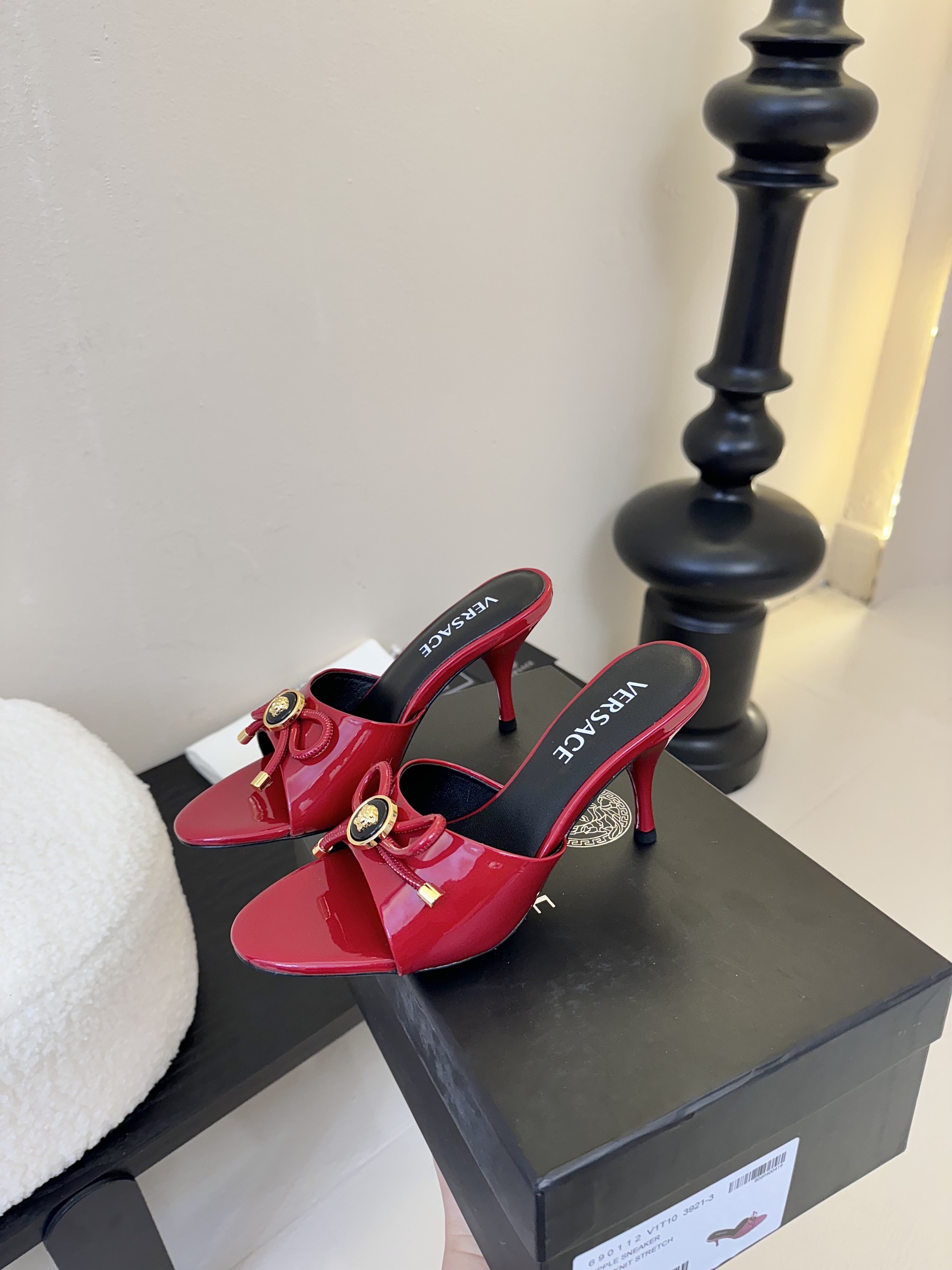 
Versace 范思哲2025春夏新款蝴蝶结 高跟拖鞋！
米兰秀场同简约干练的版型，童话般的亚特兰蒂斯