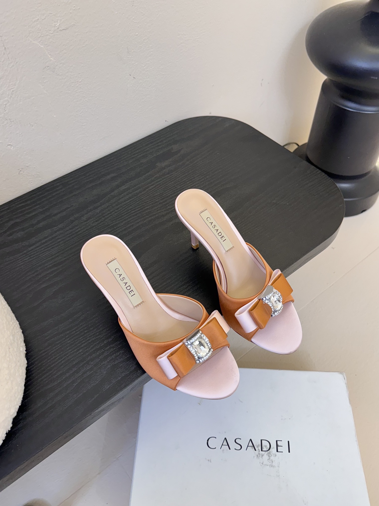 
CASADEI/卡萨帝25WF春夏新品
水钻蝴蝶结高跟拖鞋
哪个女人能拒绝如此美艳的高跟鞋
高跟搭配闪