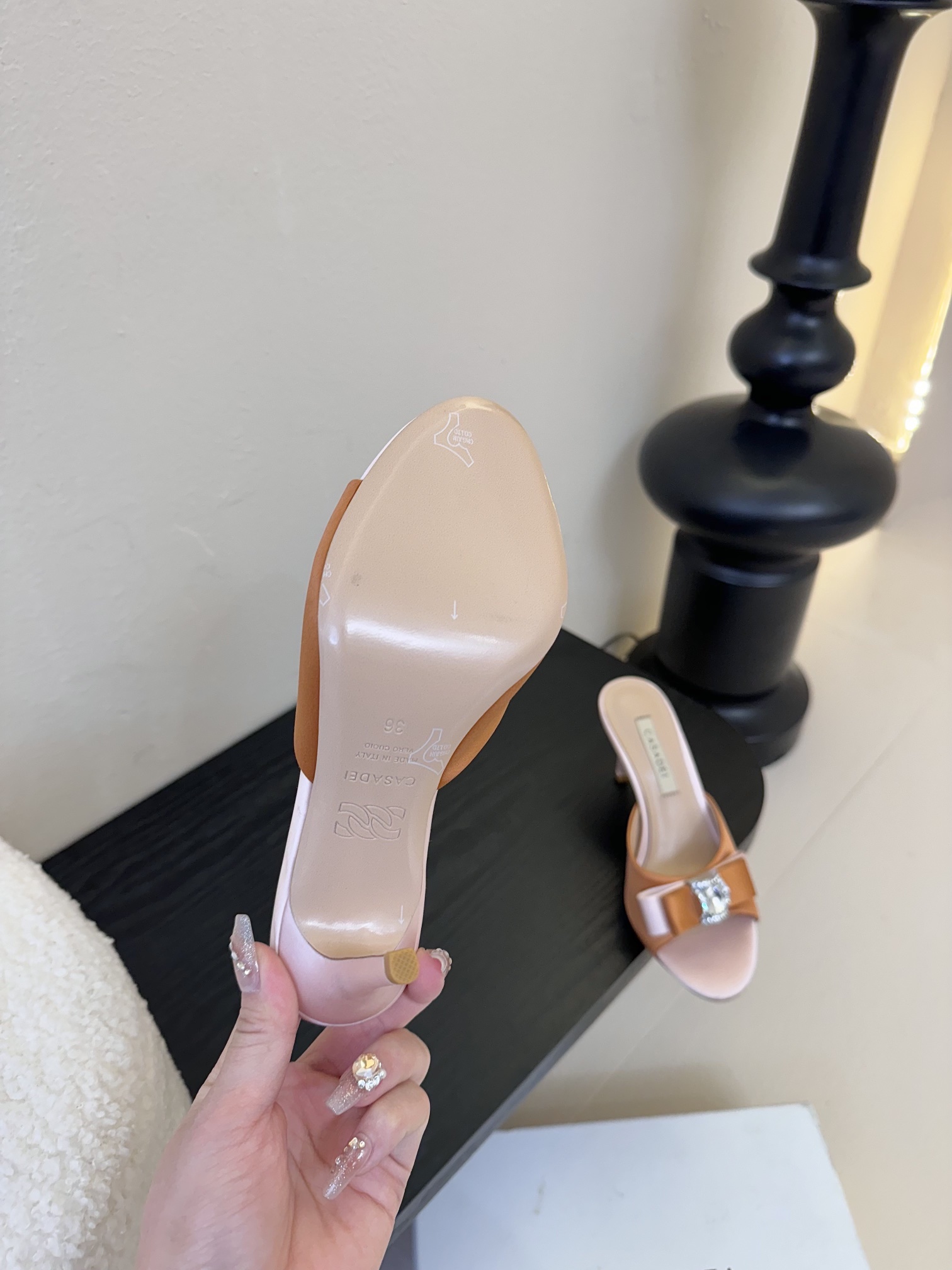
CASADEI/卡萨帝25WF春夏新品
水钻蝴蝶结高跟拖鞋
哪个女人能拒绝如此美艳的高跟鞋
高跟搭配闪