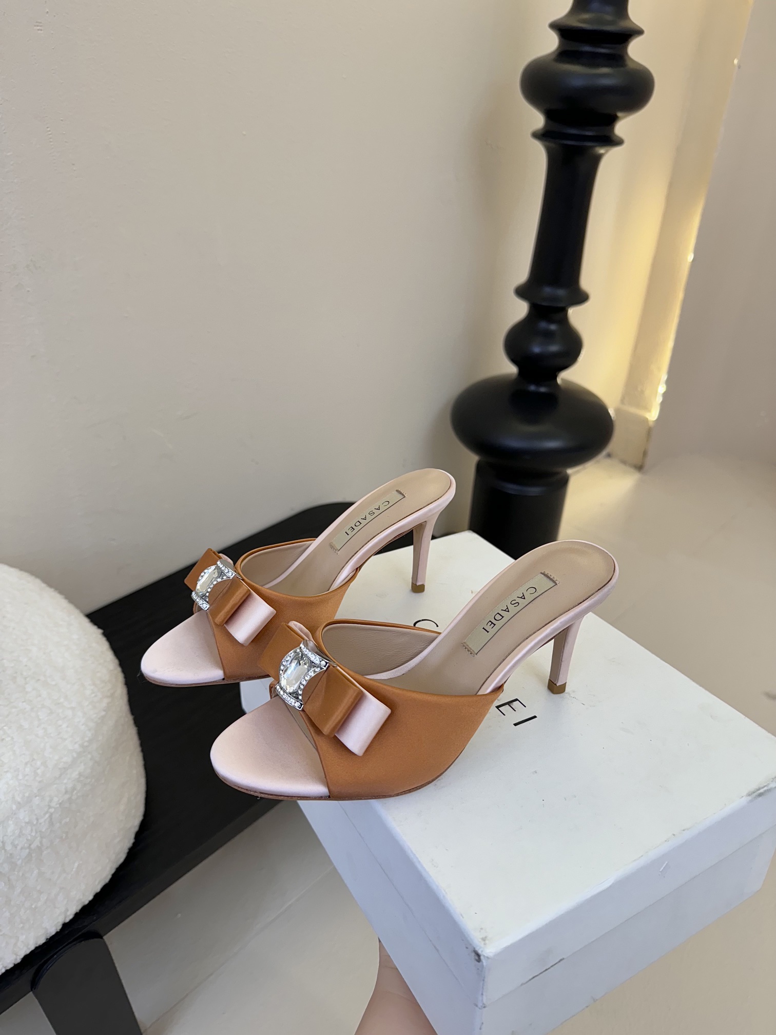 
CASADEI/卡萨帝25WF春夏新品
水钻蝴蝶结高跟拖鞋
哪个女人能拒绝如此美艳的高跟鞋
高跟搭配闪