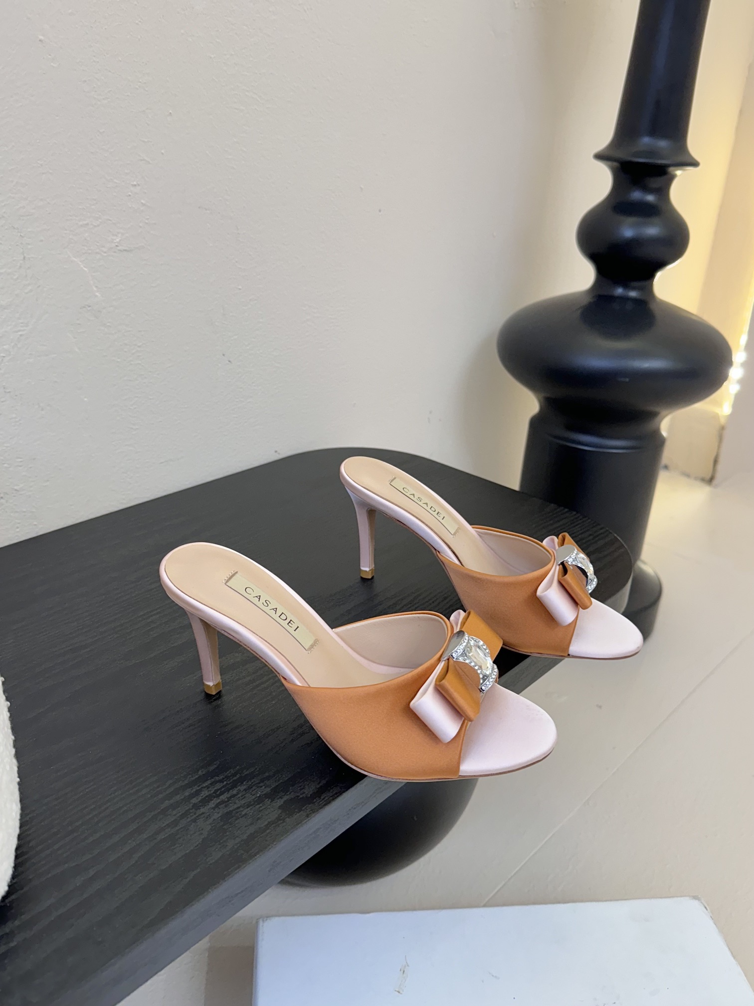 
CASADEI/卡萨帝25WF春夏新品
水钻蝴蝶结高跟拖鞋
哪个女人能拒绝如此美艳的高跟鞋
高跟搭配闪