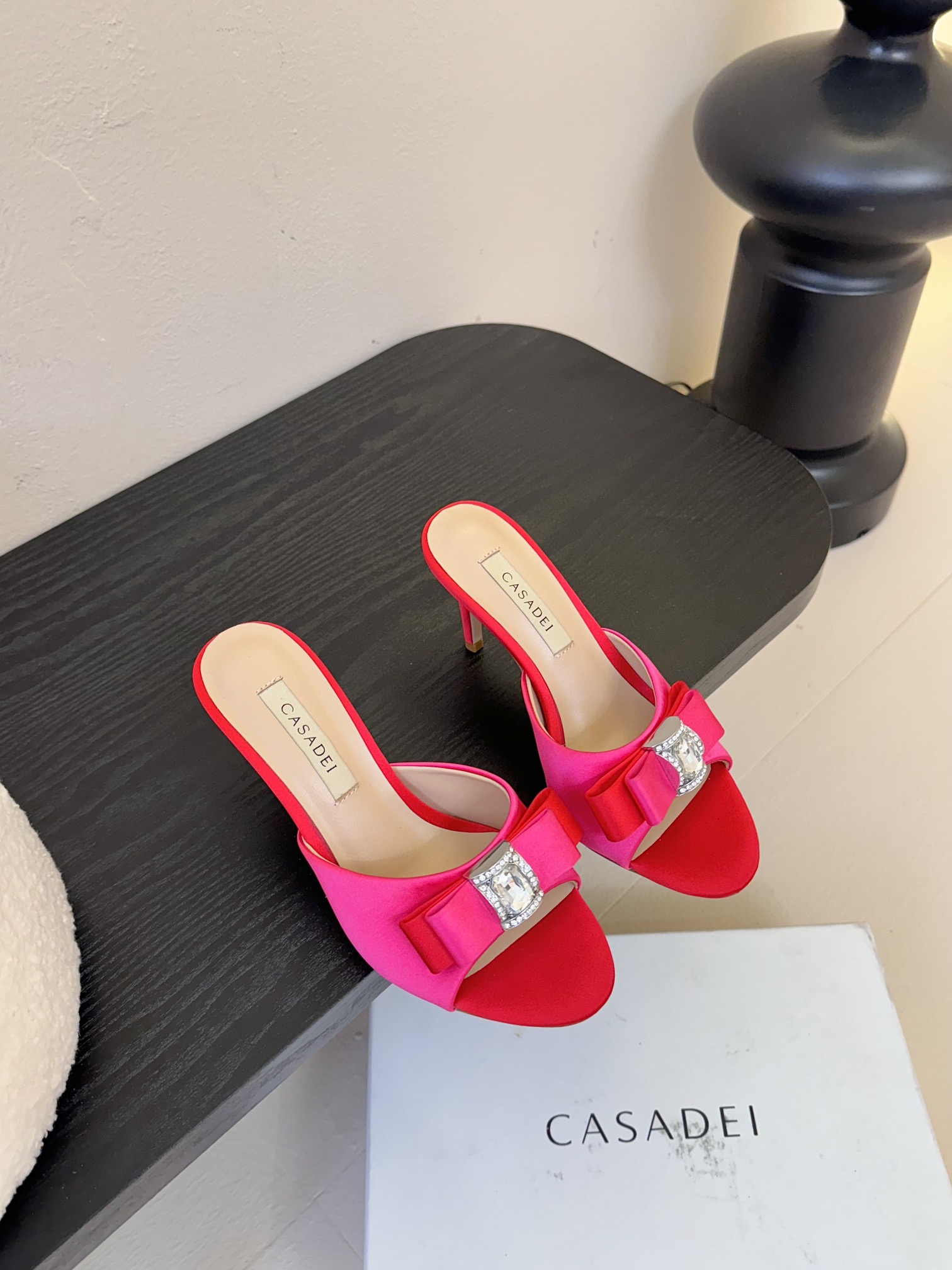 
CASADEI/卡萨帝25WF春夏新品
水钻蝴蝶结高跟拖鞋
哪个女人能拒绝如此美艳的高跟鞋
高跟搭配闪