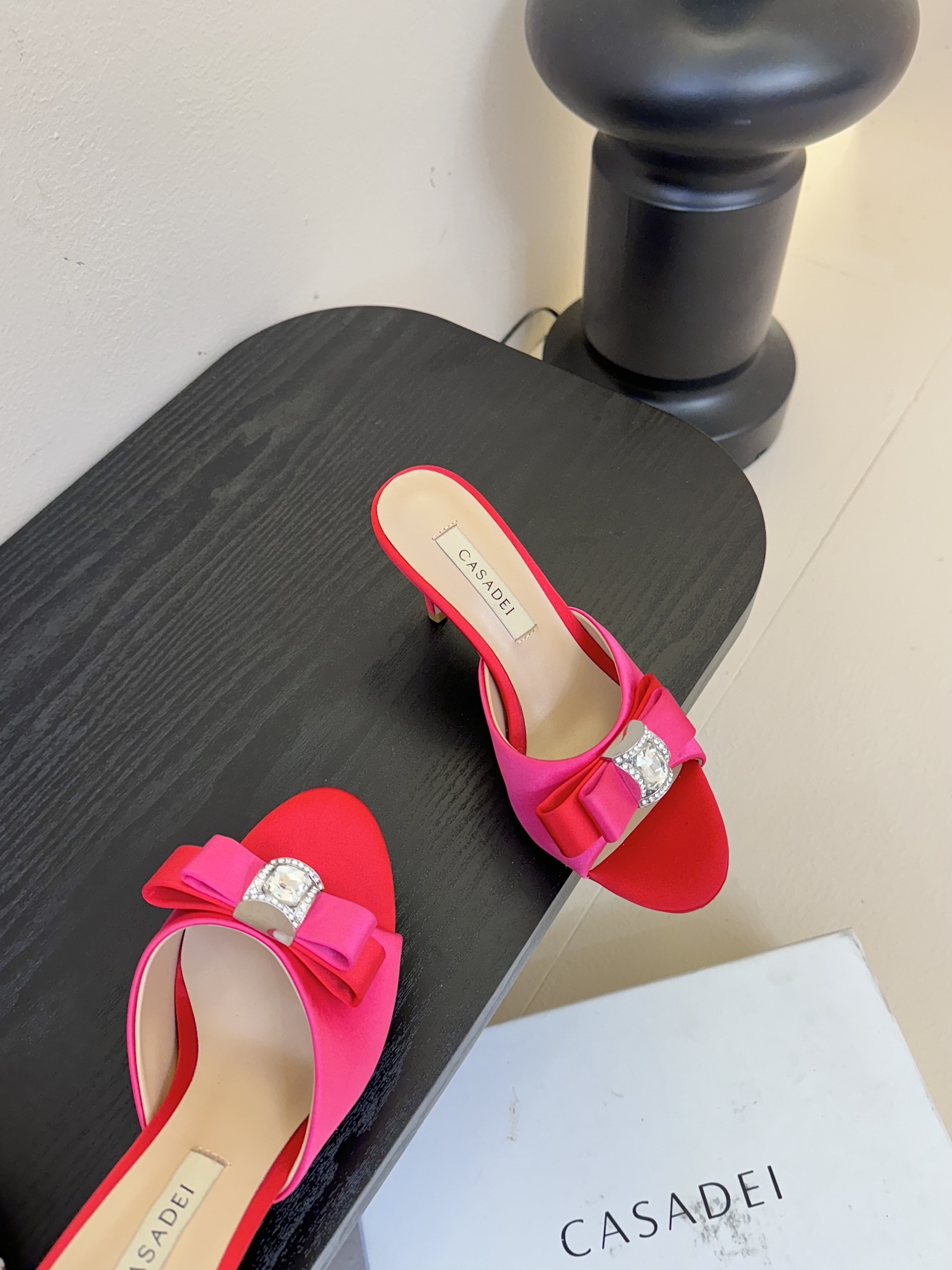 
CASADEI/卡萨帝25WF春夏新品
水钻蝴蝶结高跟拖鞋
哪个女人能拒绝如此美艳的高跟鞋
高跟搭配闪