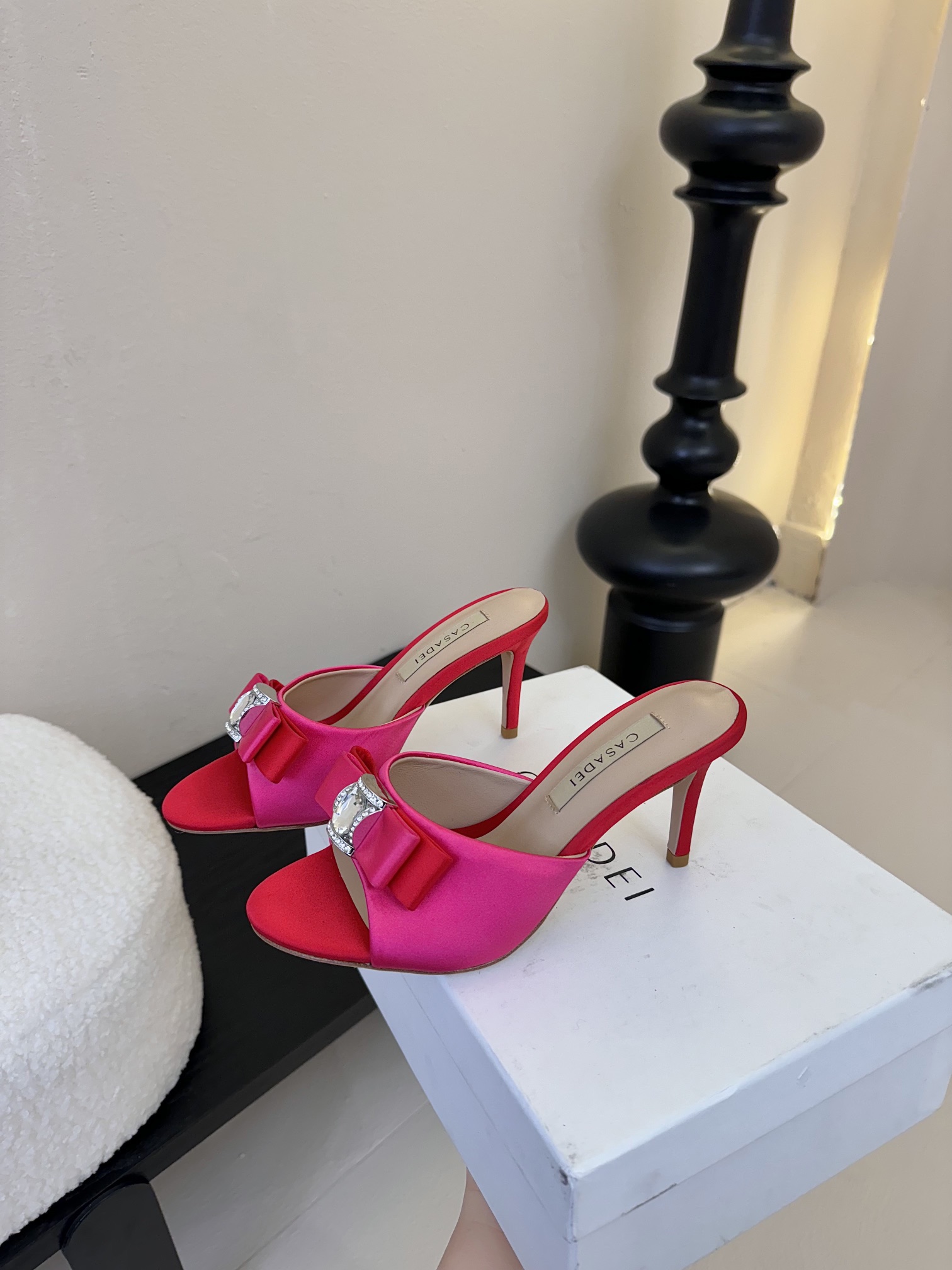 
CASADEI/卡萨帝25WF春夏新品
水钻蝴蝶结高跟拖鞋
哪个女人能拒绝如此美艳的高跟鞋
高跟搭配闪