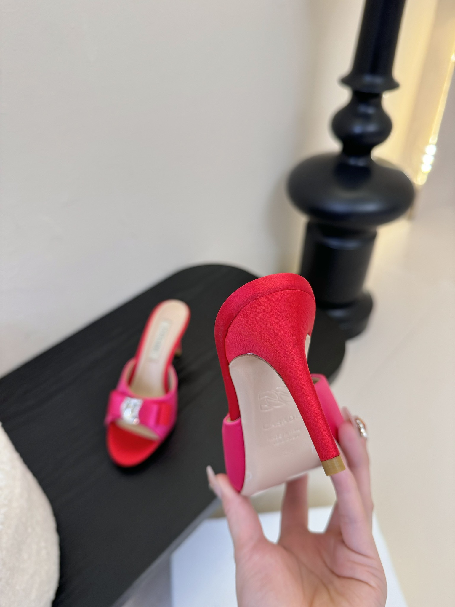 
CASADEI/卡萨帝25WF春夏新品
水钻蝴蝶结高跟拖鞋
哪个女人能拒绝如此美艳的高跟鞋
高跟搭配闪