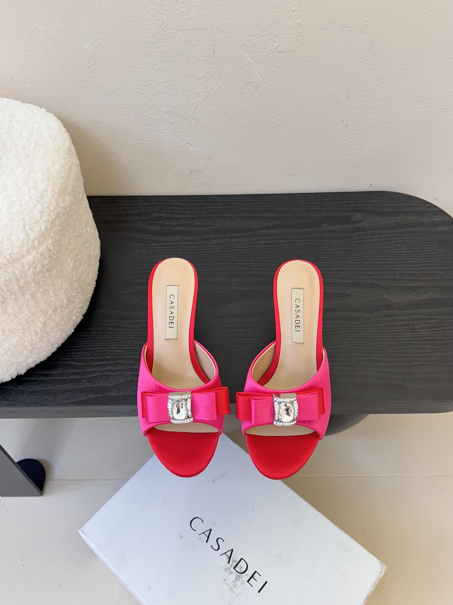 
CASADEI/卡萨帝25WF春夏新品
水钻蝴蝶结高跟拖鞋
哪个女人能拒绝如此美艳的高跟鞋
高跟搭配闪