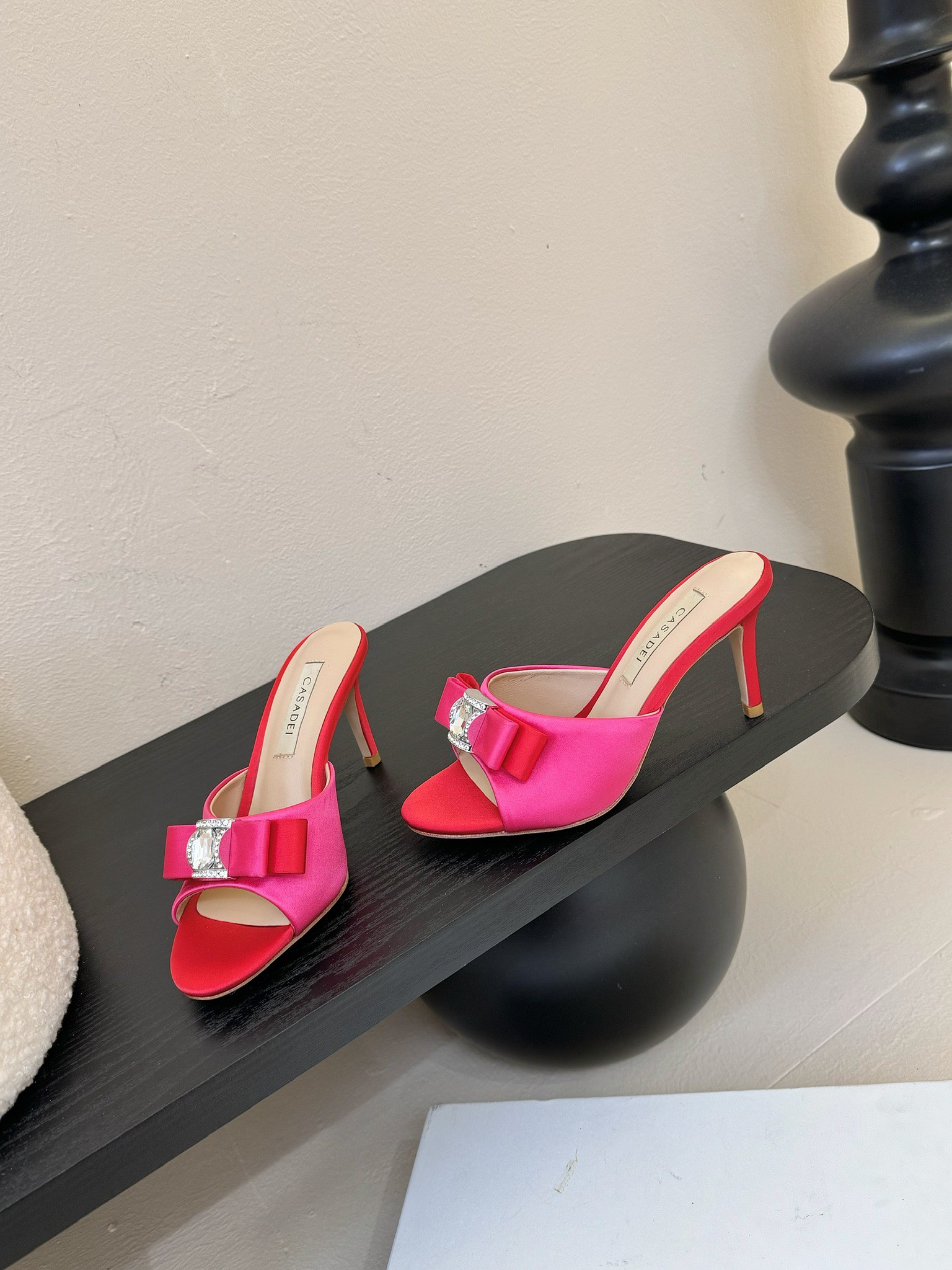 
CASADEI/卡萨帝25WF春夏新品
水钻蝴蝶结高跟拖鞋
哪个女人能拒绝如此美艳的高跟鞋
高跟搭配闪
