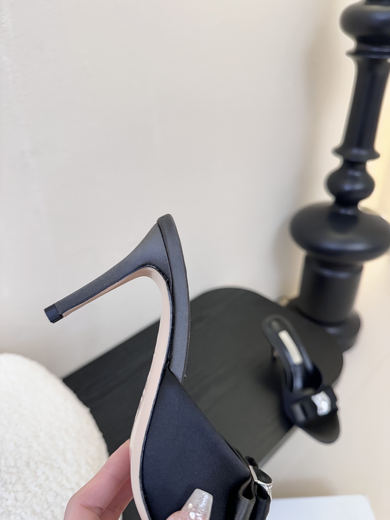 
CASADEI/卡萨帝25WF春夏新品
水钻蝴蝶结高跟拖鞋
哪个女人能拒绝如此美艳的高跟鞋
高跟搭配闪