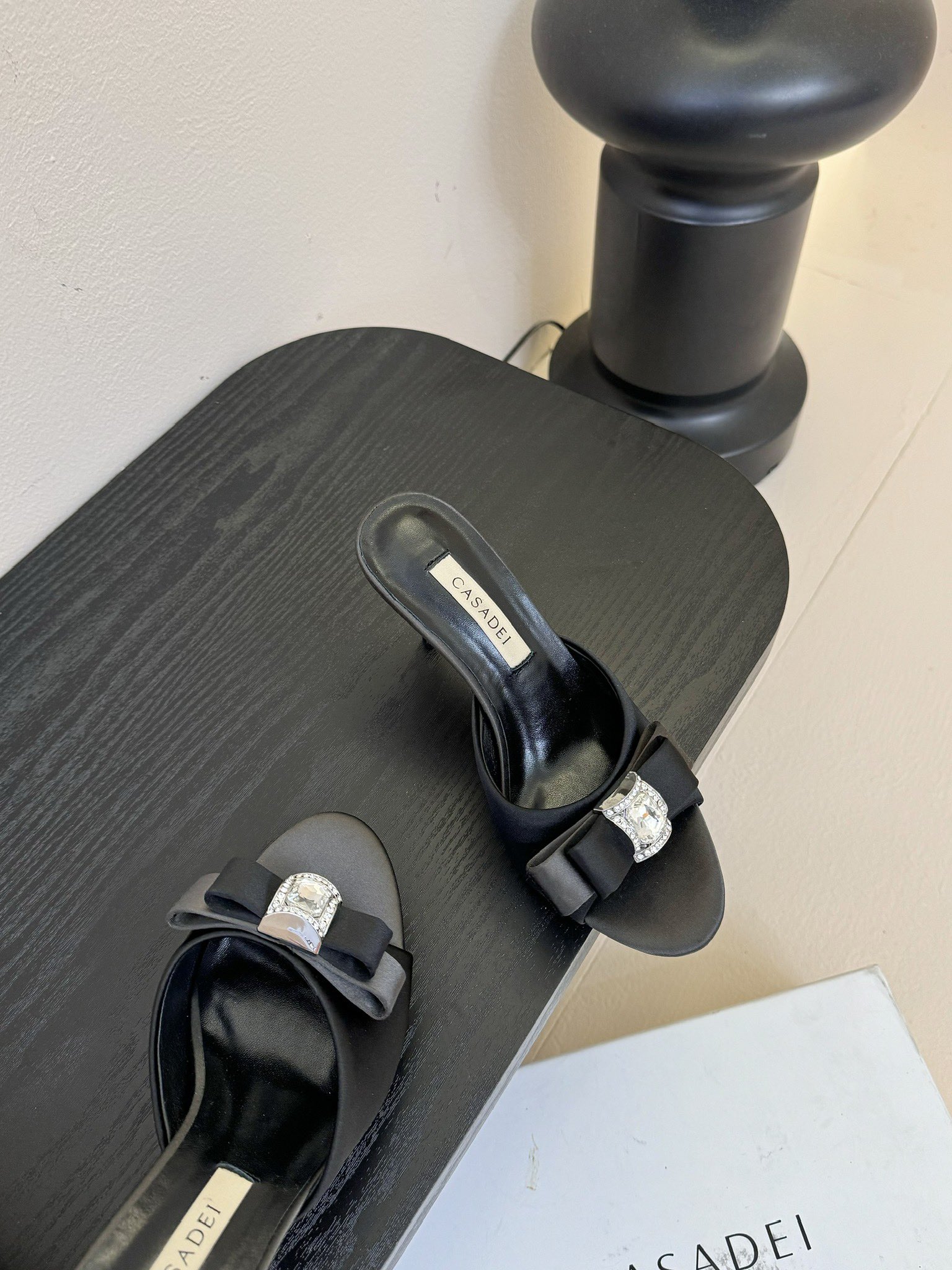 
CASADEI/卡萨帝25WF春夏新品
水钻蝴蝶结高跟拖鞋
哪个女人能拒绝如此美艳的高跟鞋
高跟搭配闪