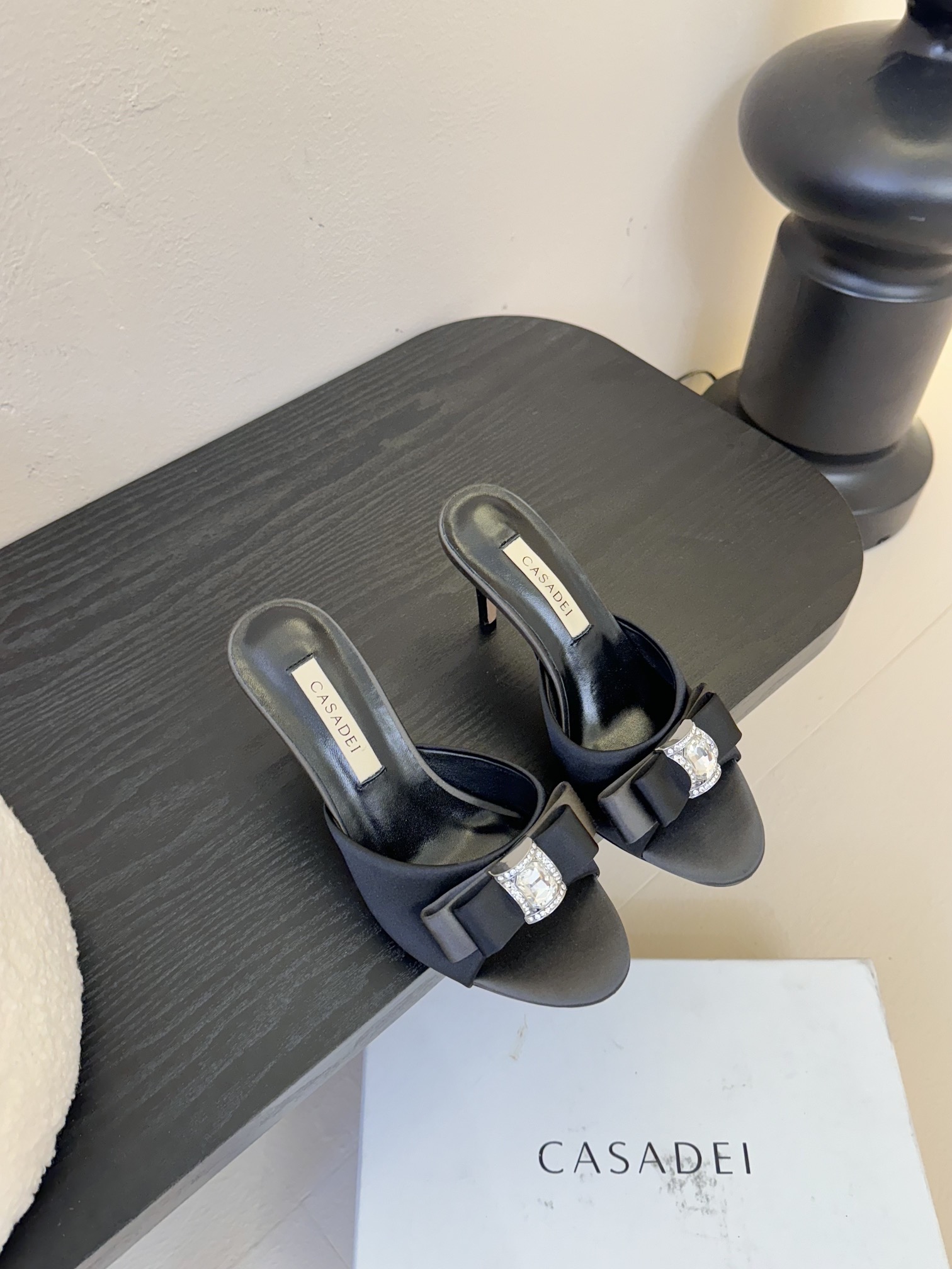 
CASADEI/卡萨帝25WF春夏新品
水钻蝴蝶结高跟拖鞋
哪个女人能拒绝如此美艳的高跟鞋
高跟搭配闪