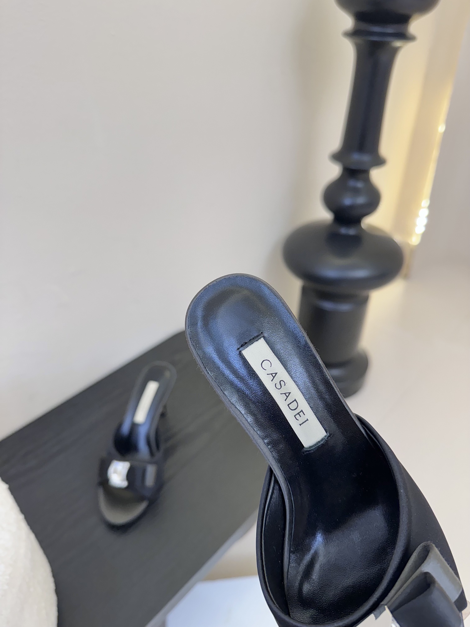 
CASADEI/卡萨帝25WF春夏新品
水钻蝴蝶结高跟拖鞋
哪个女人能拒绝如此美艳的高跟鞋
高跟搭配闪