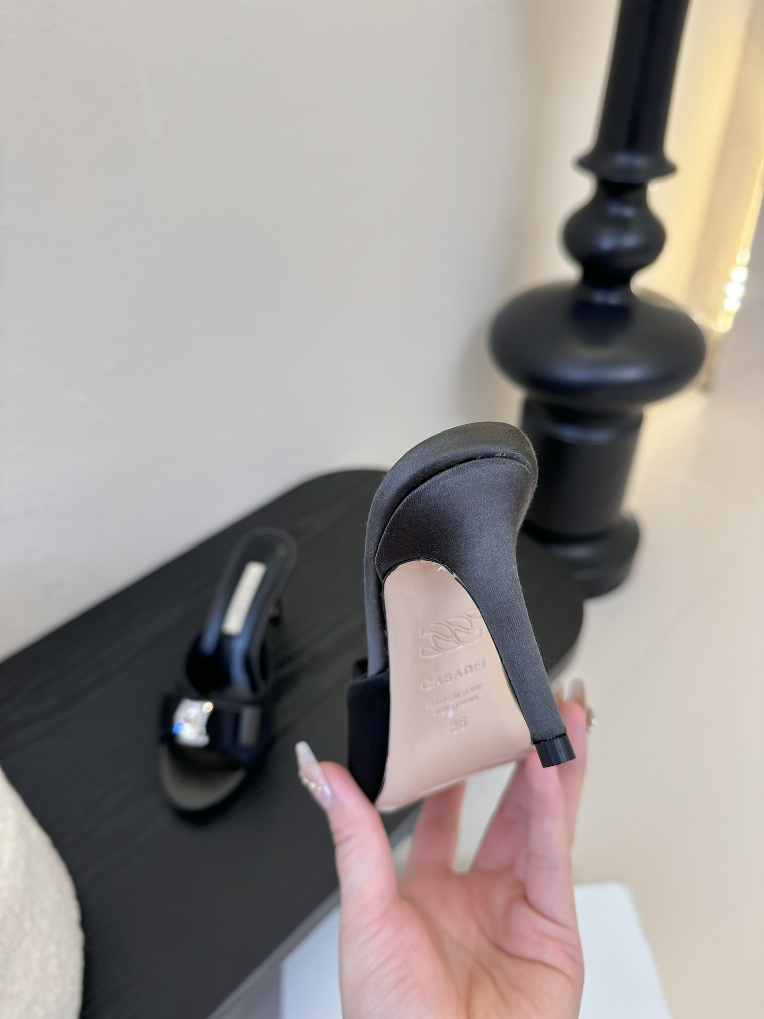 
CASADEI/卡萨帝25WF春夏新品
水钻蝴蝶结高跟拖鞋
哪个女人能拒绝如此美艳的高跟鞋
高跟搭配闪