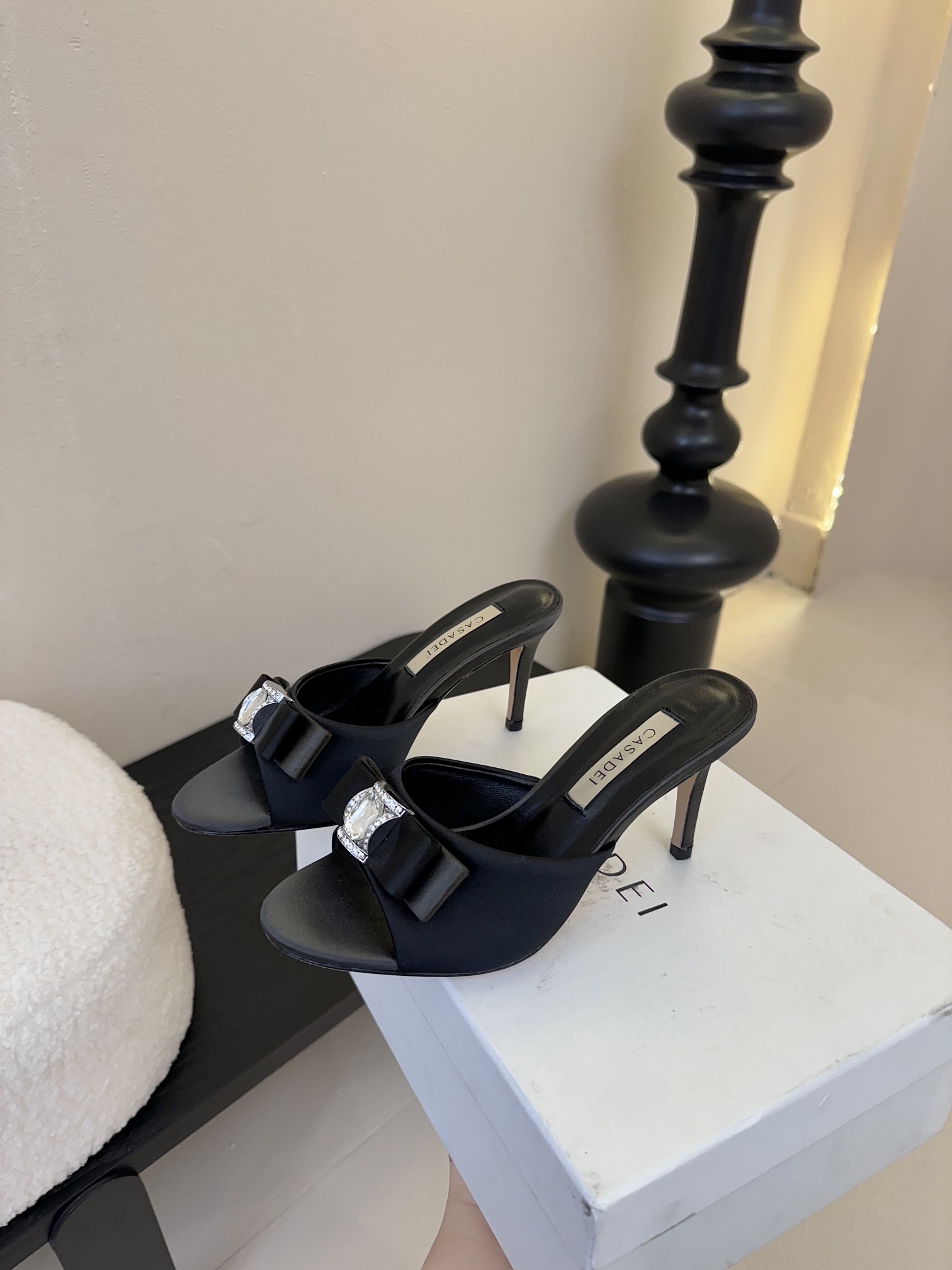 
CASADEI/卡萨帝25WF春夏新品
水钻蝴蝶结高跟拖鞋
哪个女人能拒绝如此美艳的高跟鞋
高跟搭配闪