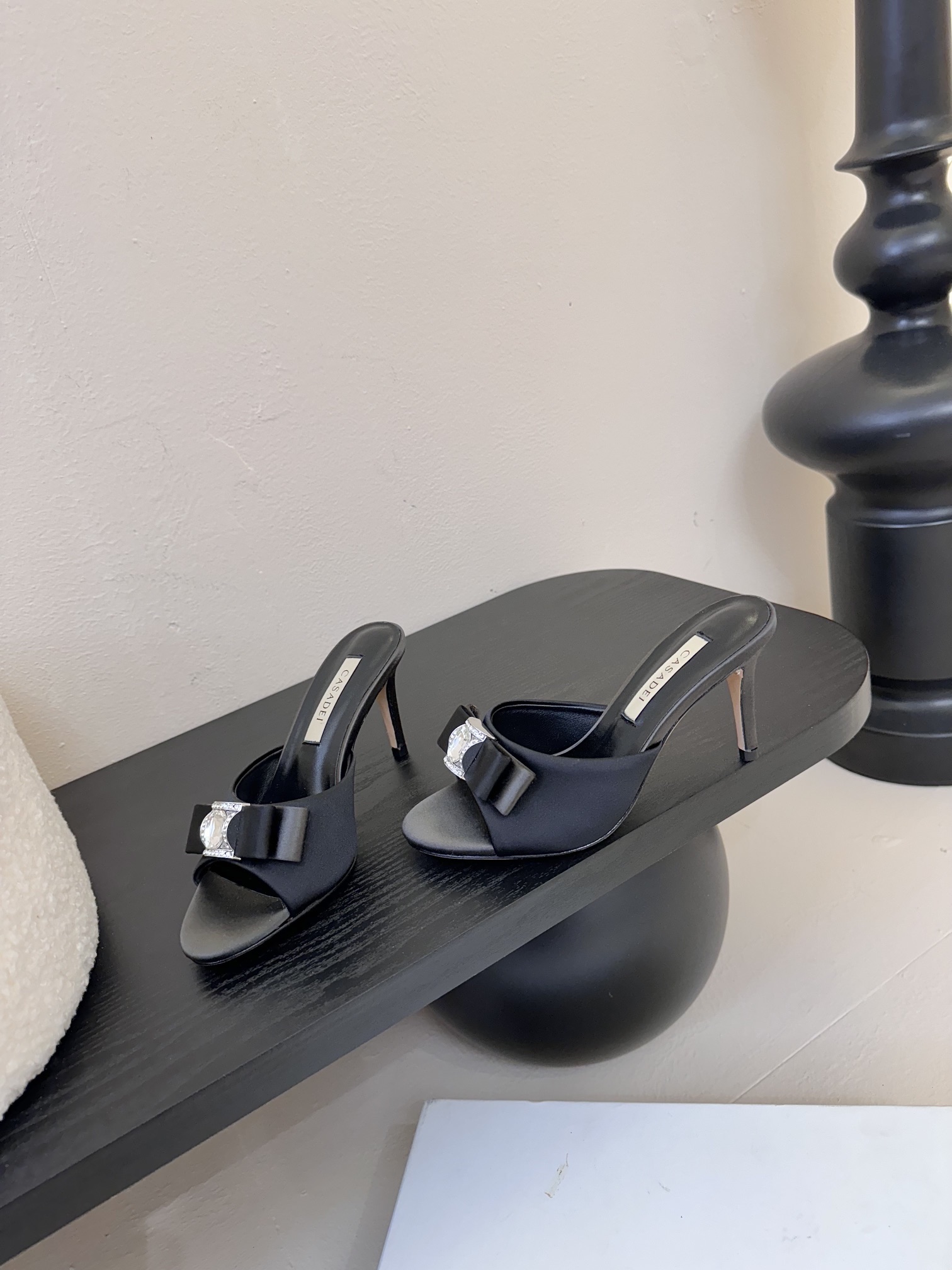 
CASADEI/卡萨帝25WF春夏新品
水钻蝴蝶结高跟拖鞋
哪个女人能拒绝如此美艳的高跟鞋
高跟搭配闪