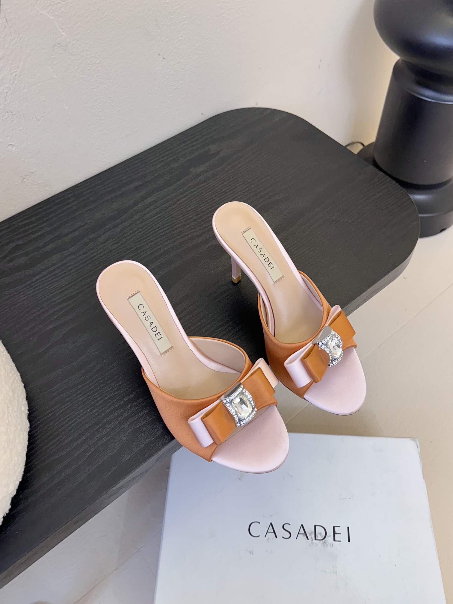 
CASADEI/卡萨帝25WF春夏新品
水钻蝴蝶结高跟拖鞋
哪个女人能拒绝如此美艳的高跟鞋
高跟搭配闪
