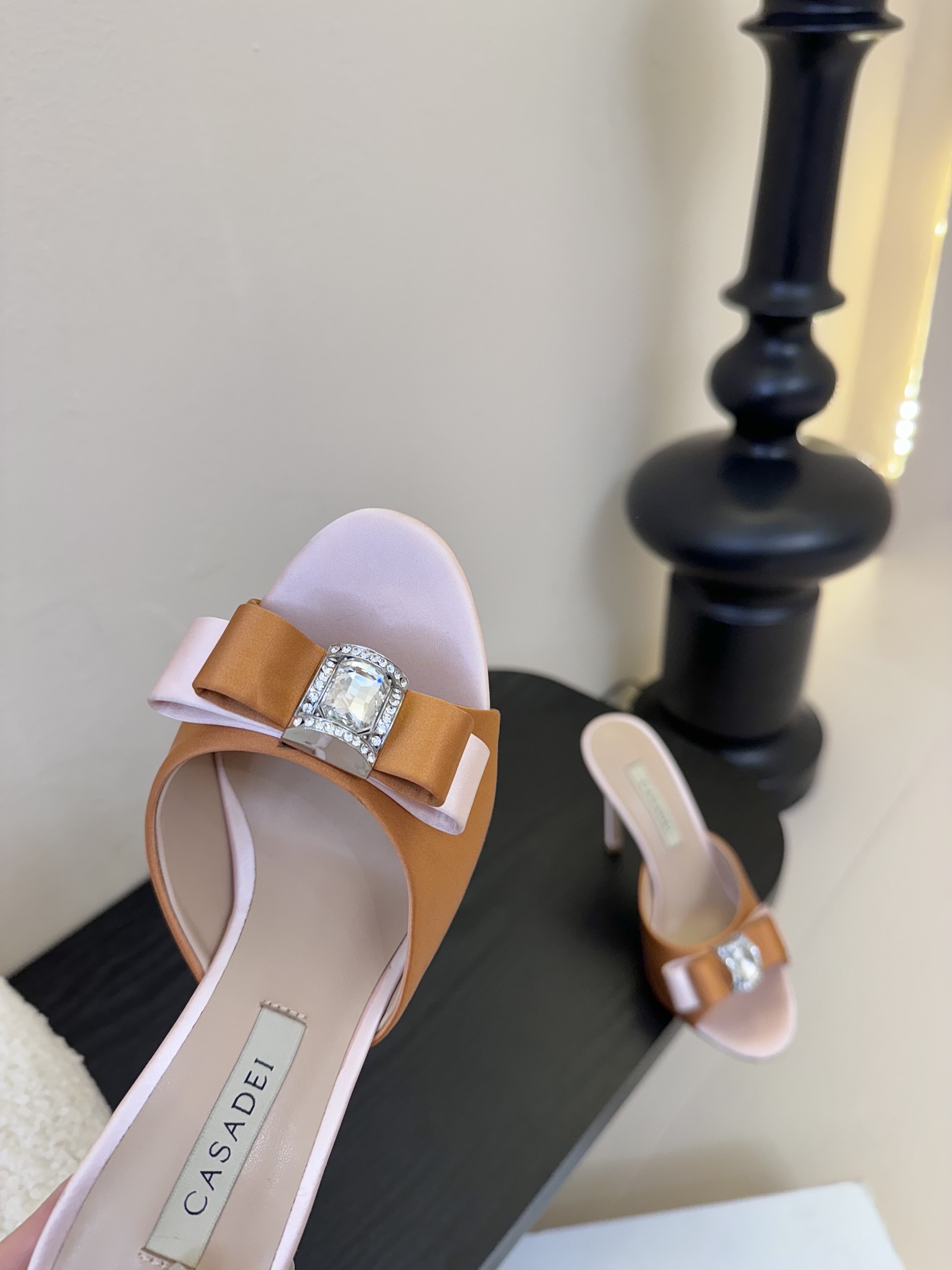 
CASADEI/卡萨帝25WF春夏新品
水钻蝴蝶结高跟拖鞋
哪个女人能拒绝如此美艳的高跟鞋
高跟搭配闪