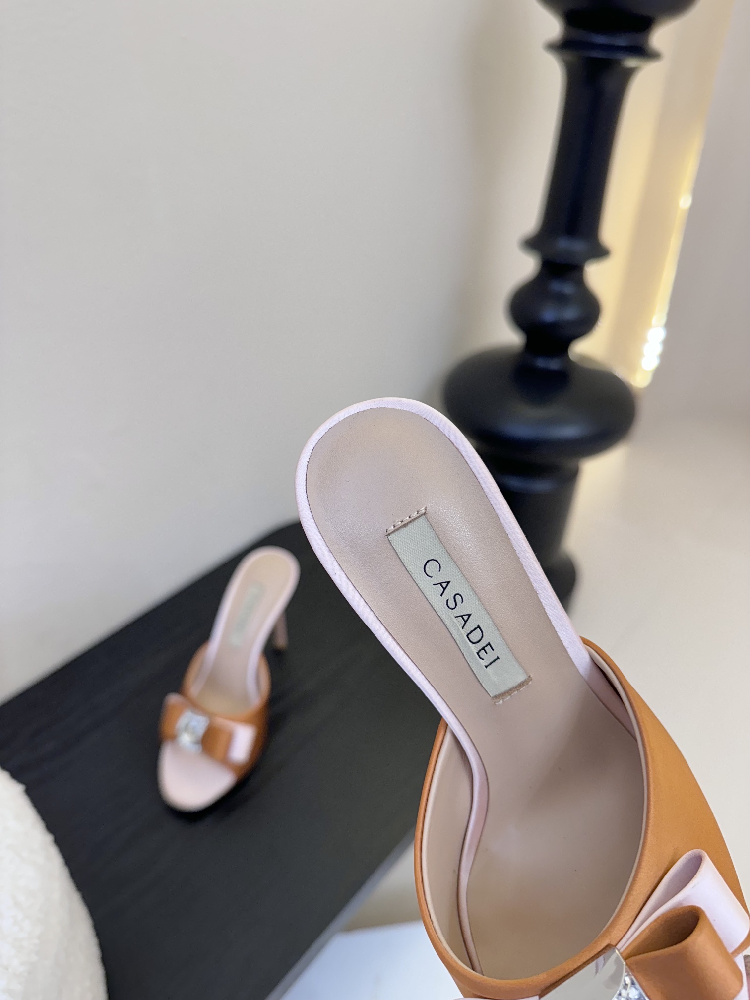 
CASADEI/卡萨帝25WF春夏新品
水钻蝴蝶结高跟拖鞋
哪个女人能拒绝如此美艳的高跟鞋
高跟搭配闪