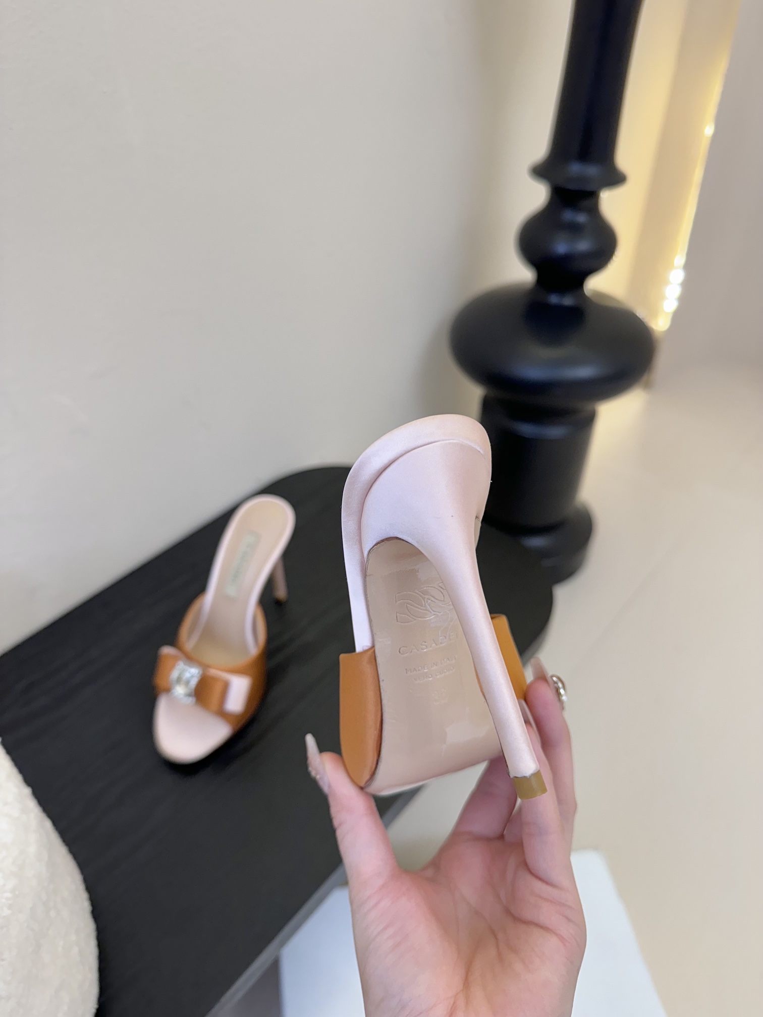 
CASADEI/卡萨帝25WF春夏新品
水钻蝴蝶结高跟拖鞋
哪个女人能拒绝如此美艳的高跟鞋
高跟搭配闪