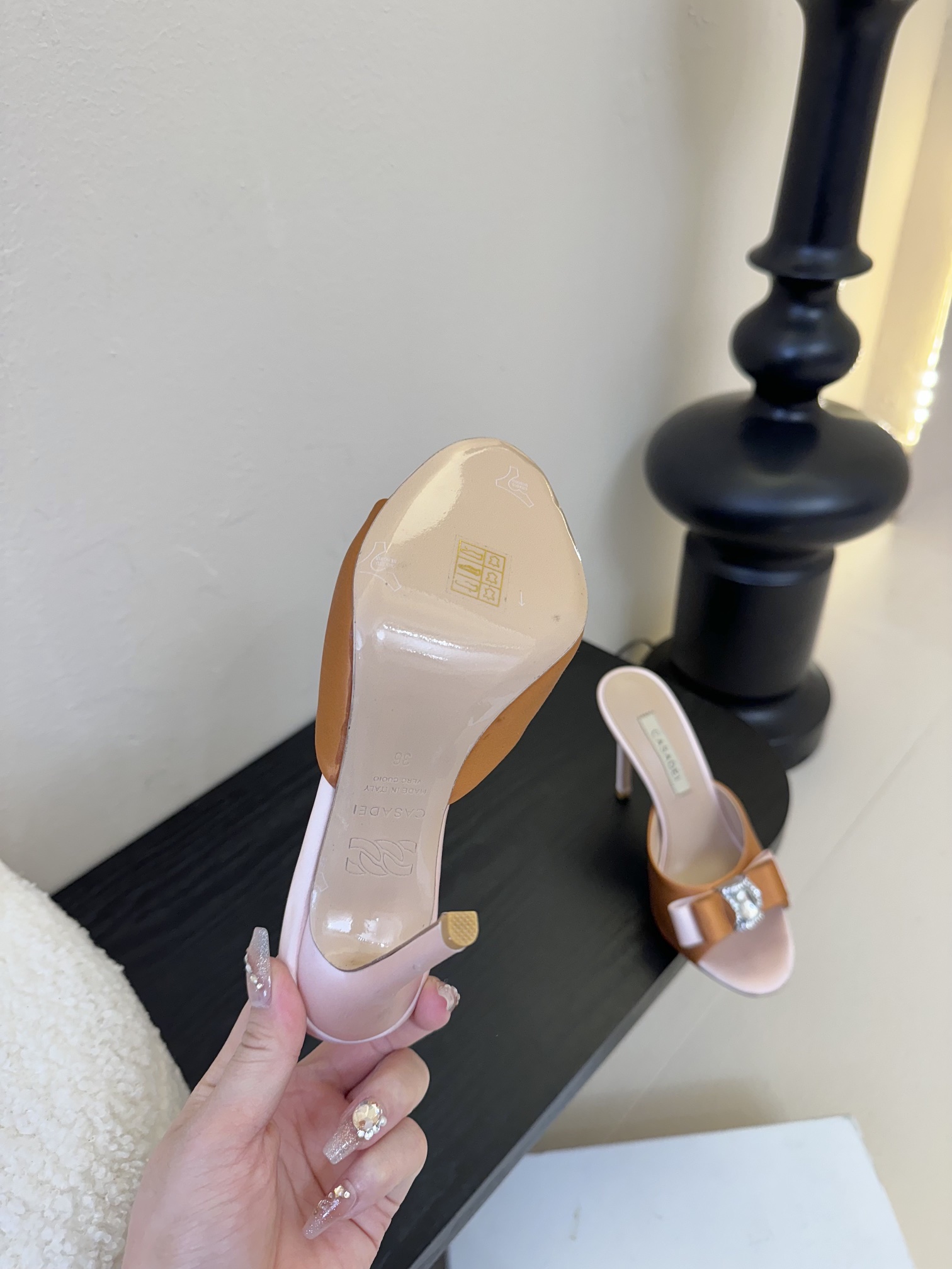 
CASADEI/卡萨帝25WF春夏新品
水钻蝴蝶结高跟拖鞋
哪个女人能拒绝如此美艳的高跟鞋
高跟搭配闪