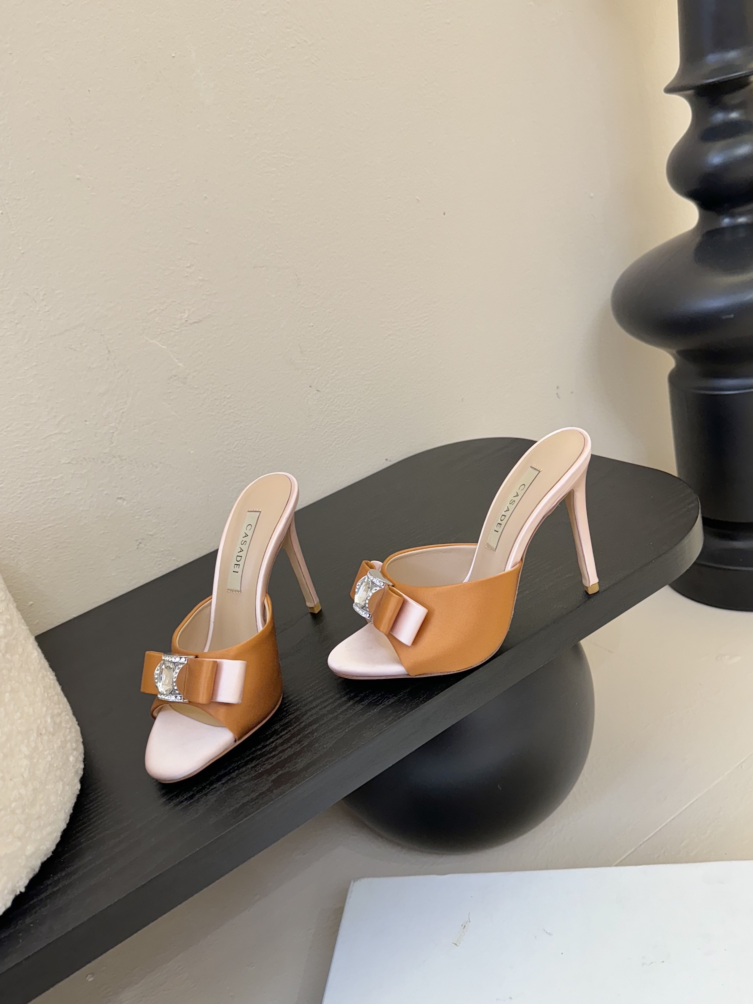 
CASADEI/卡萨帝25WF春夏新品
水钻蝴蝶结高跟拖鞋
哪个女人能拒绝如此美艳的高跟鞋
高跟搭配闪