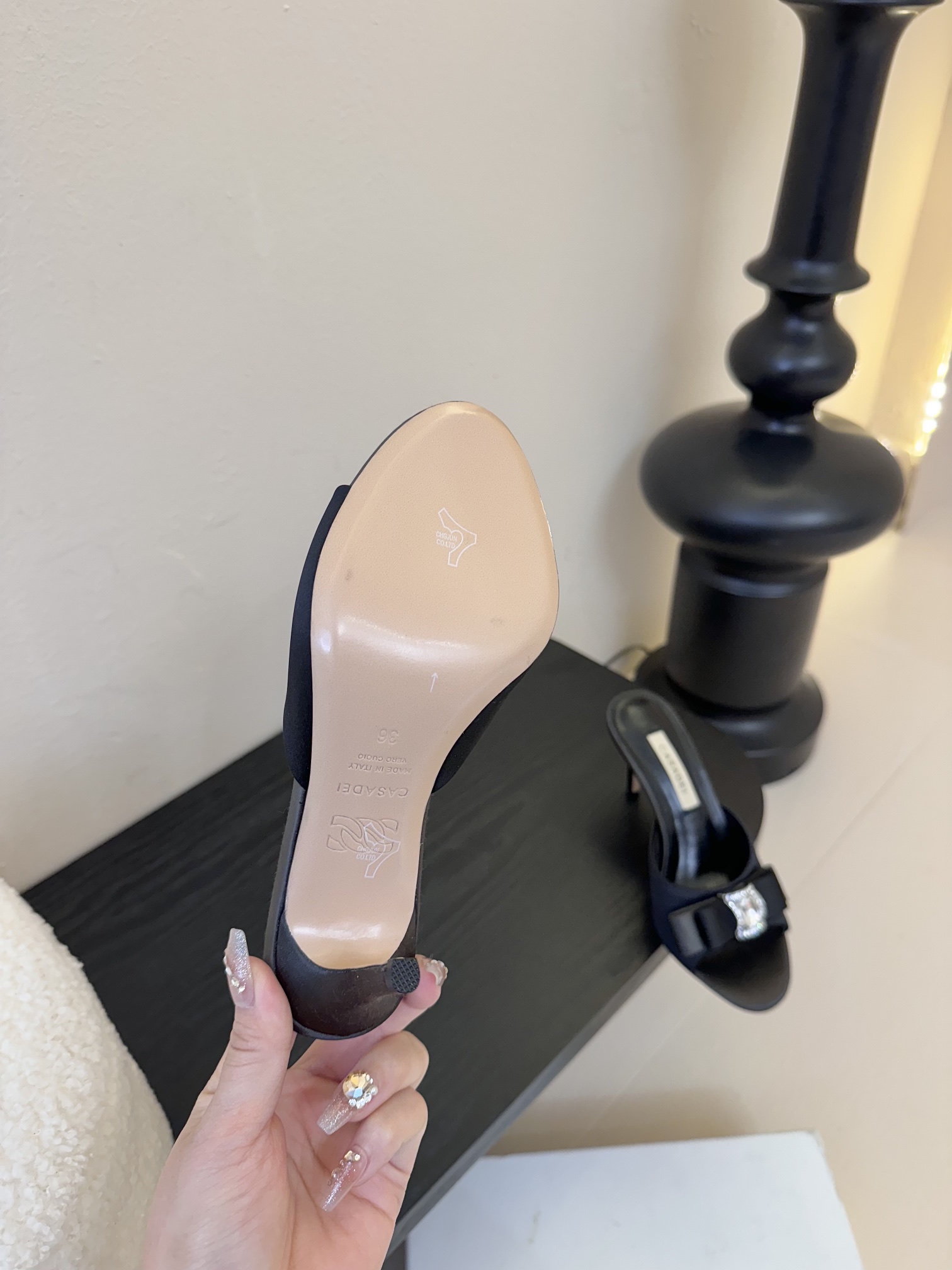 
CASADEI/卡萨帝25WF春夏新品
水钻蝴蝶结高跟拖鞋
哪个女人能拒绝如此美艳的高跟鞋
高跟搭配闪