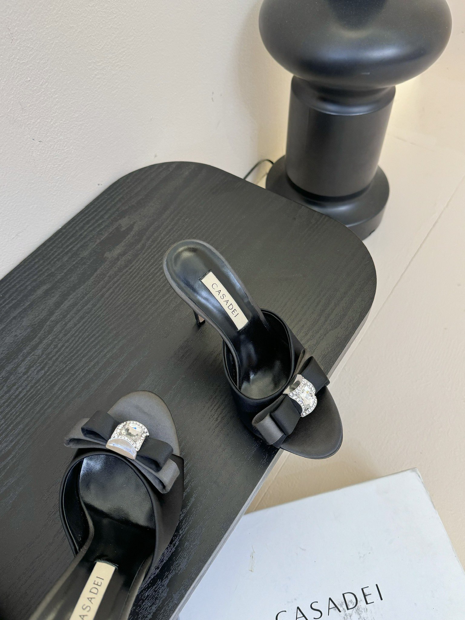 
CASADEI/卡萨帝25WF春夏新品
水钻蝴蝶结高跟拖鞋
哪个女人能拒绝如此美艳的高跟鞋
高跟搭配闪