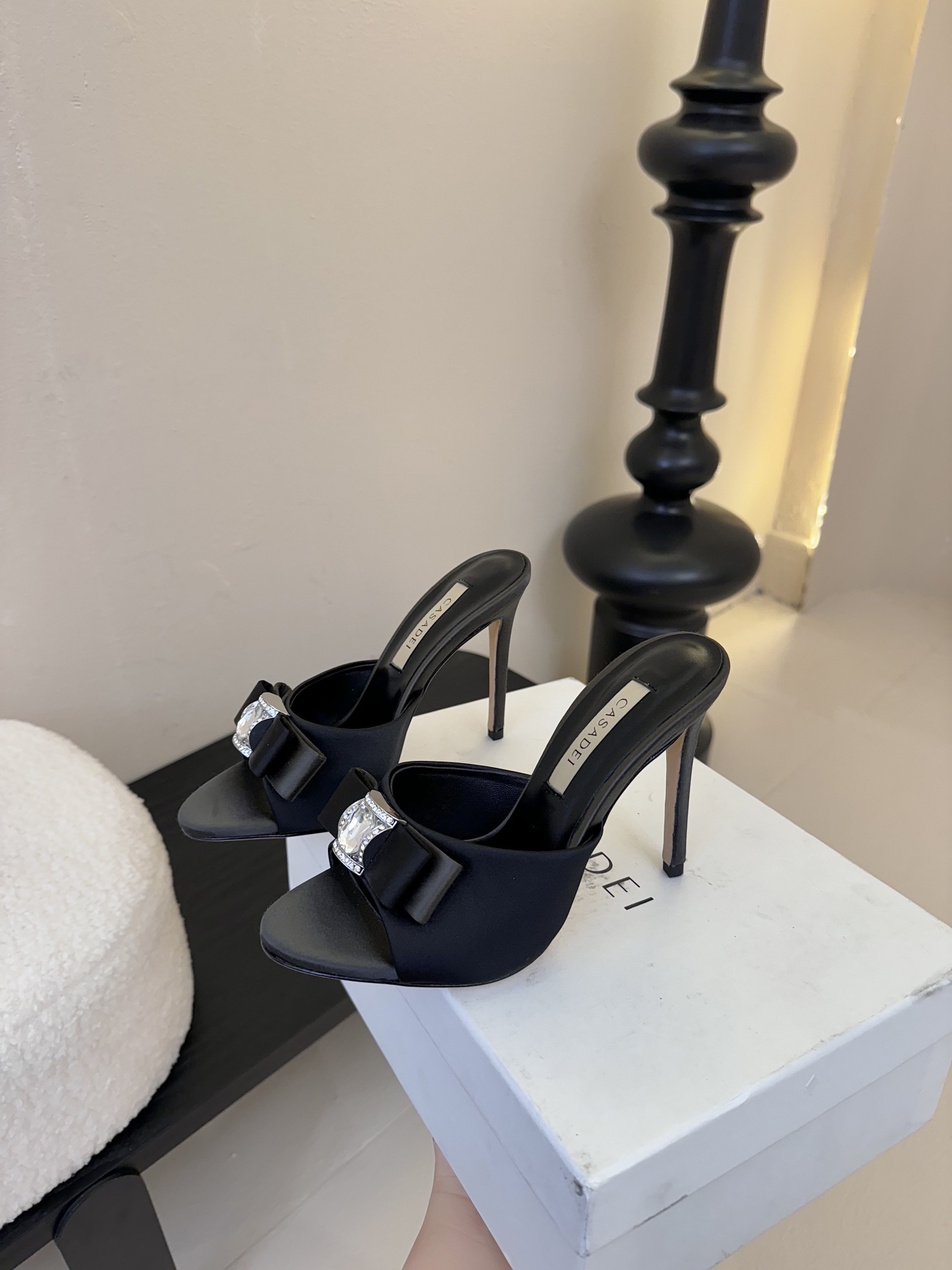 
CASADEI/卡萨帝25WF春夏新品
水钻蝴蝶结高跟拖鞋
哪个女人能拒绝如此美艳的高跟鞋
高跟搭配闪