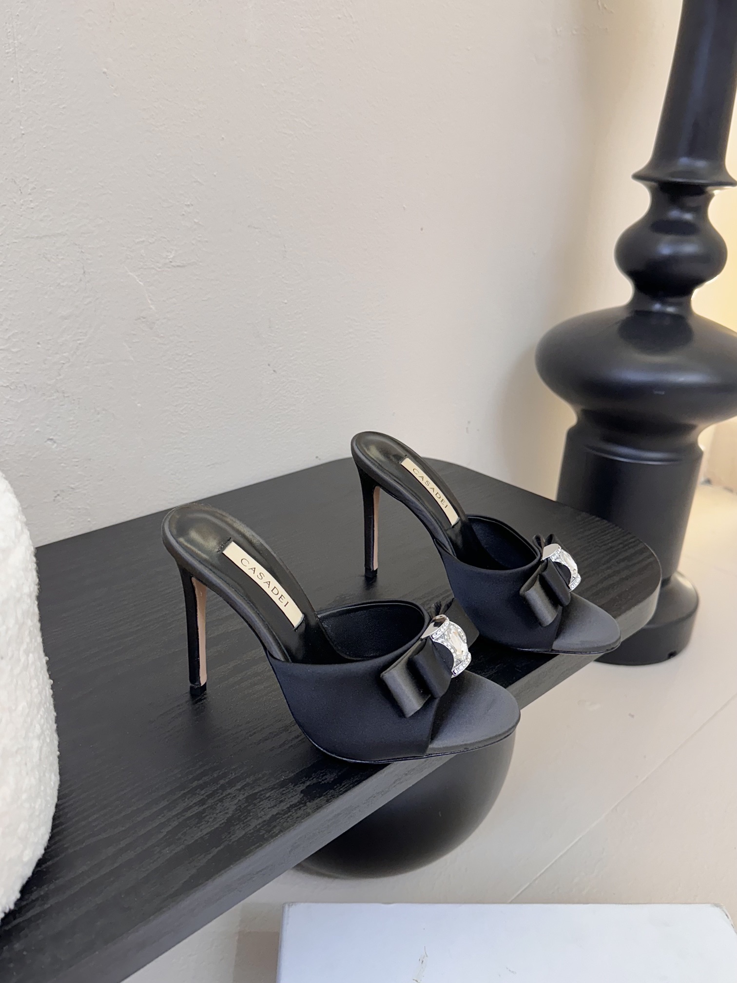 
CASADEI/卡萨帝25WF春夏新品
水钻蝴蝶结高跟拖鞋
哪个女人能拒绝如此美艳的高跟鞋
高跟搭配闪
