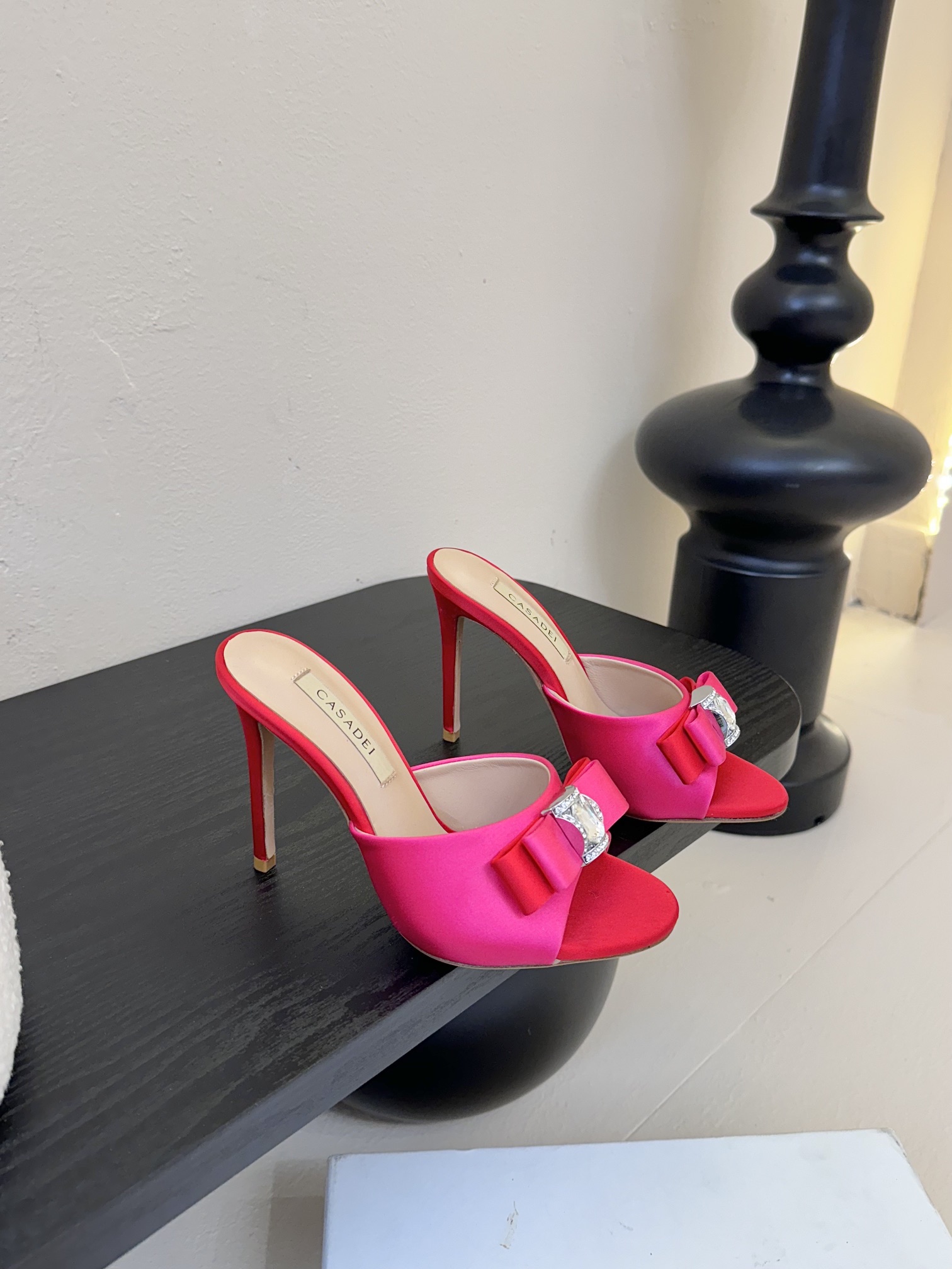 
CASADEI/卡萨帝25WF春夏新品
水钻蝴蝶结高跟拖鞋
哪个女人能拒绝如此美艳的高跟鞋
高跟搭配闪