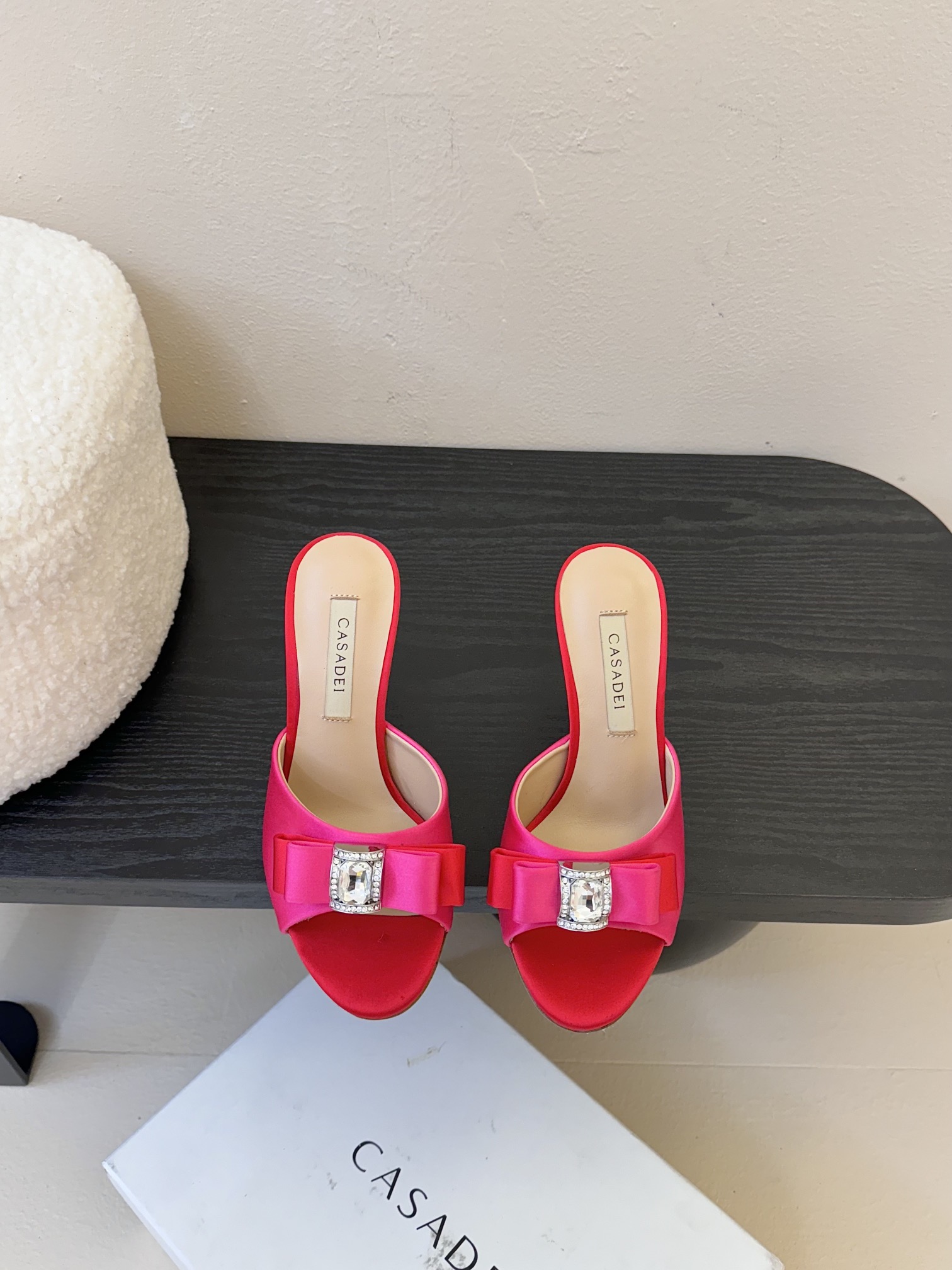 
CASADEI/卡萨帝25WF春夏新品
水钻蝴蝶结高跟拖鞋
哪个女人能拒绝如此美艳的高跟鞋
高跟搭配闪