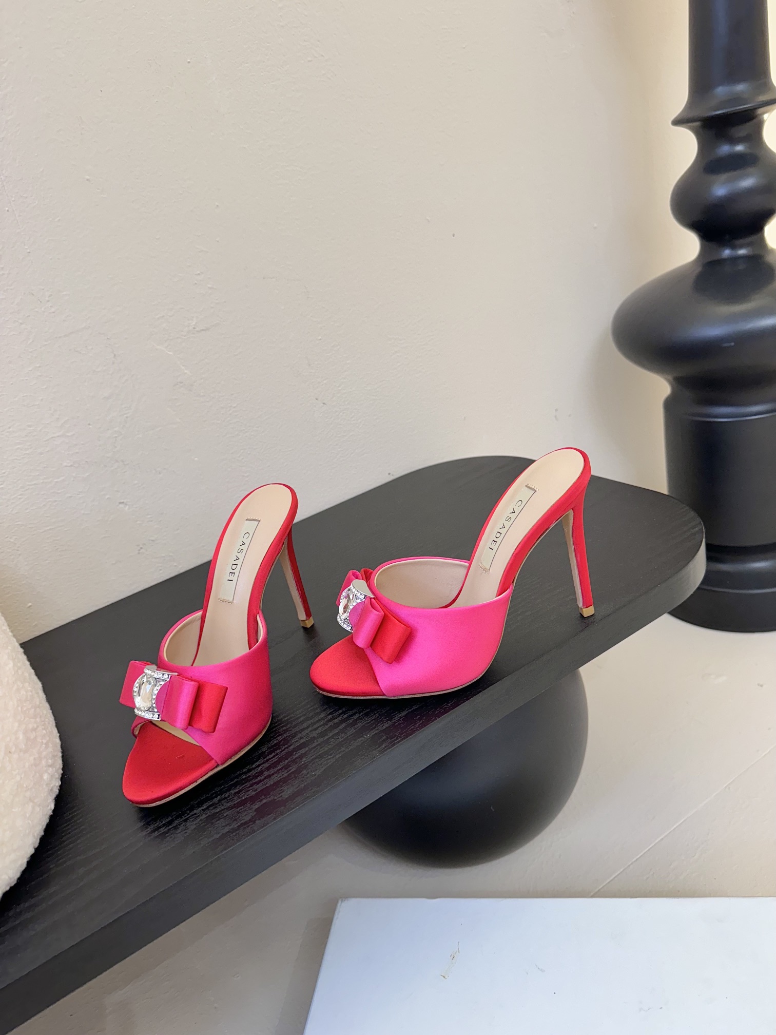 
CASADEI/卡萨帝25WF春夏新品
水钻蝴蝶结高跟拖鞋
哪个女人能拒绝如此美艳的高跟鞋
高跟搭配闪